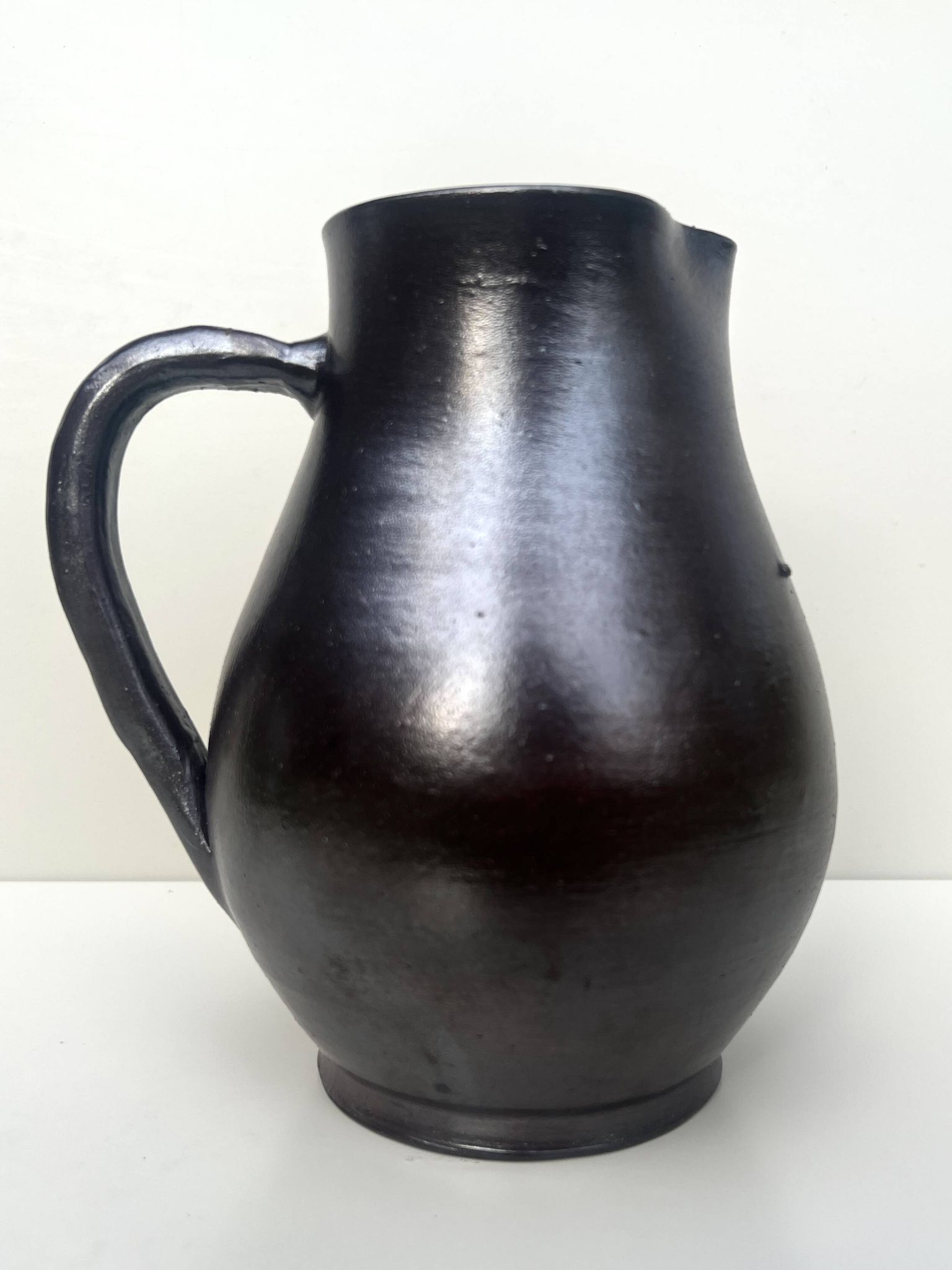 carafe / vase en gres noir ourné, France 1950