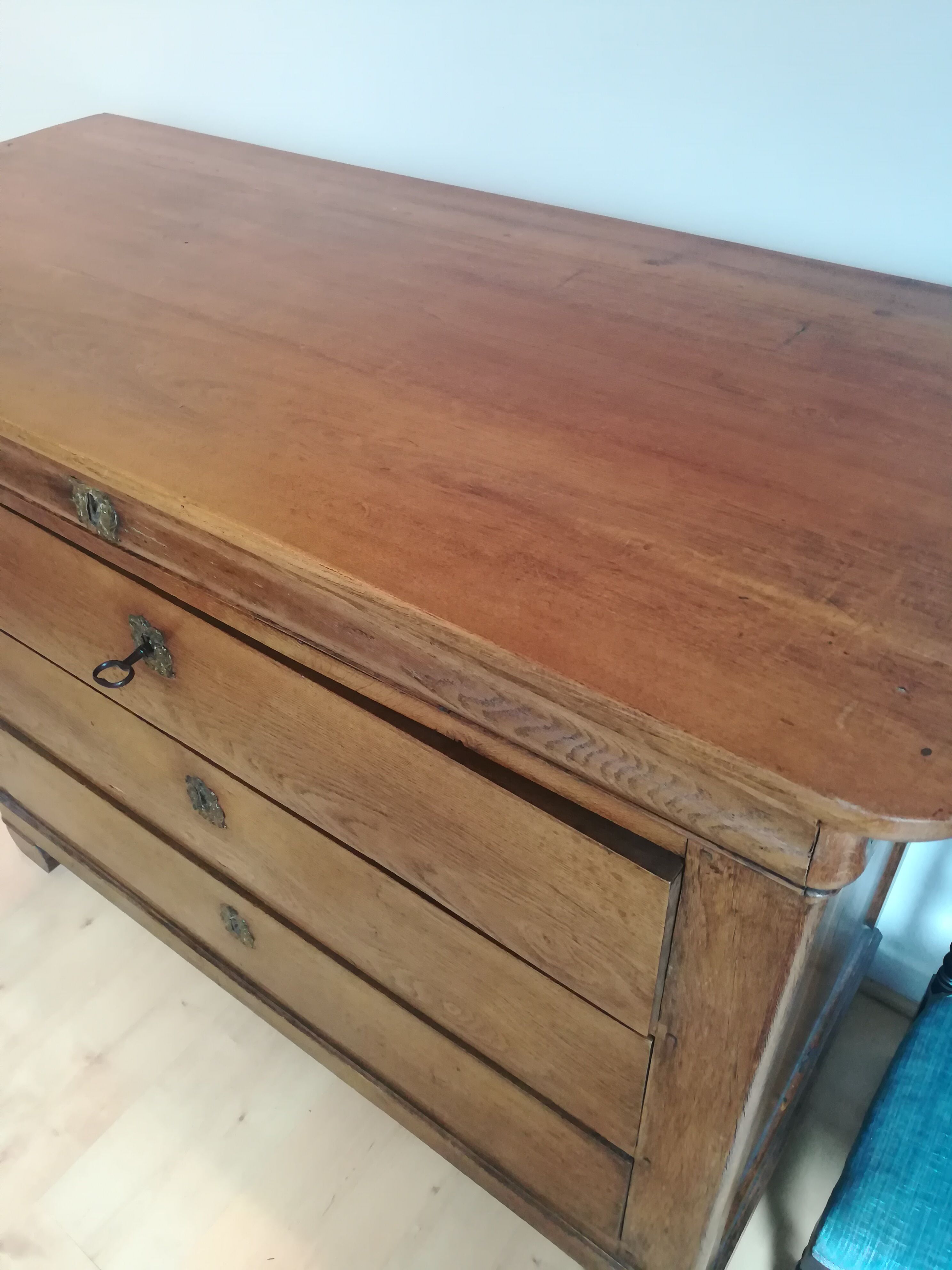 Commode en chêne blond mouluré
