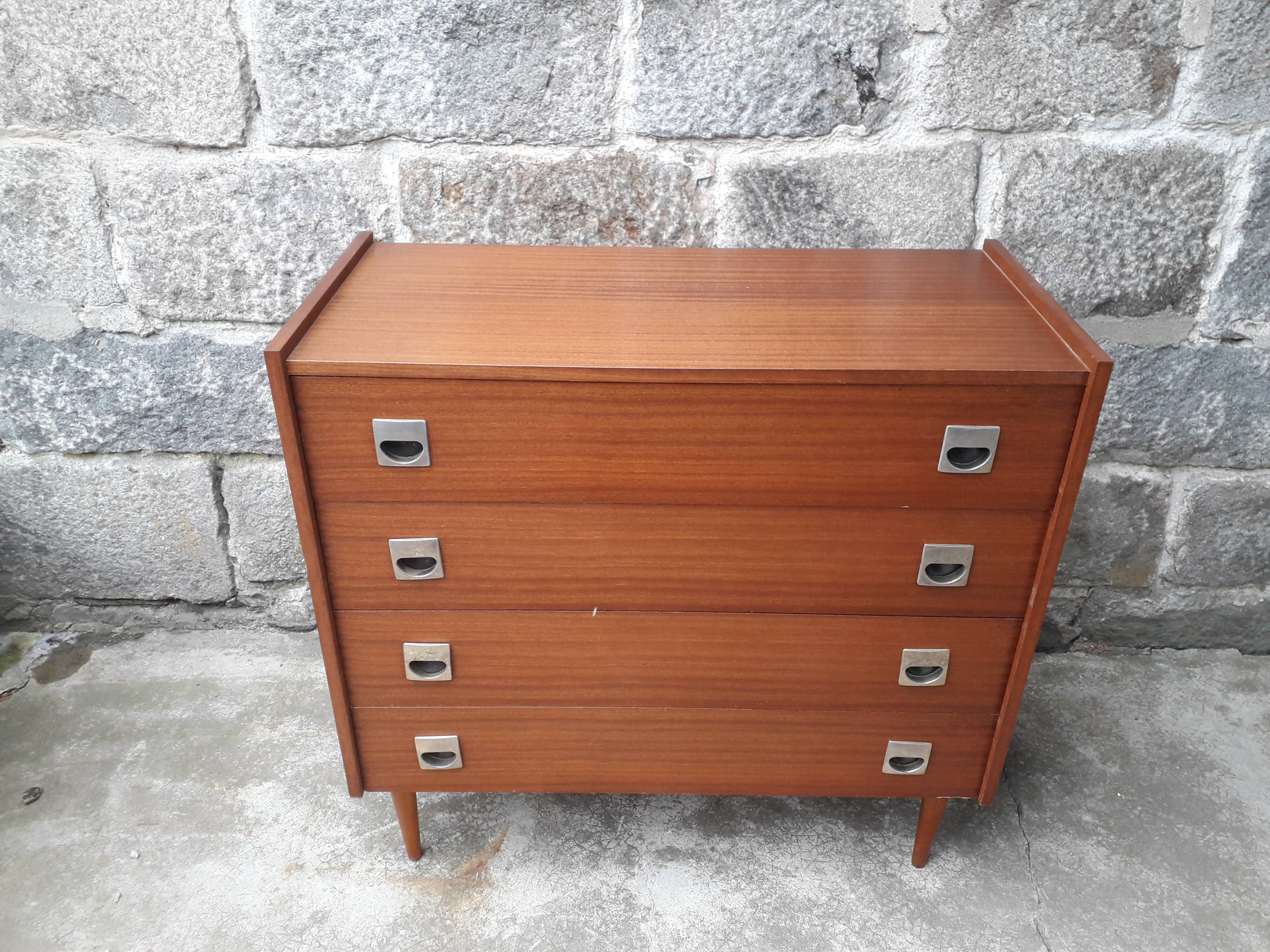 Commode vintage pieds fuseaux