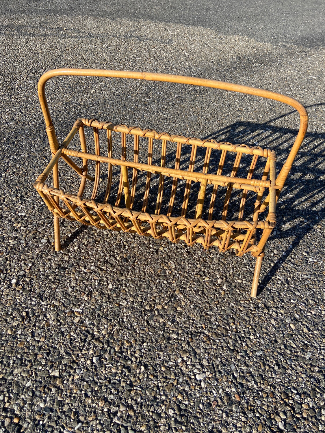 Porte revue en rotin