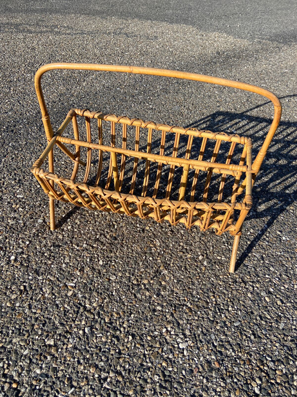 Porte revue en rotin