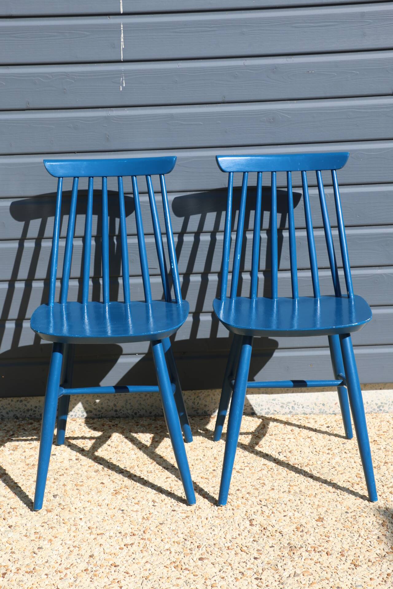 2 blue Tapiovaara style chairs