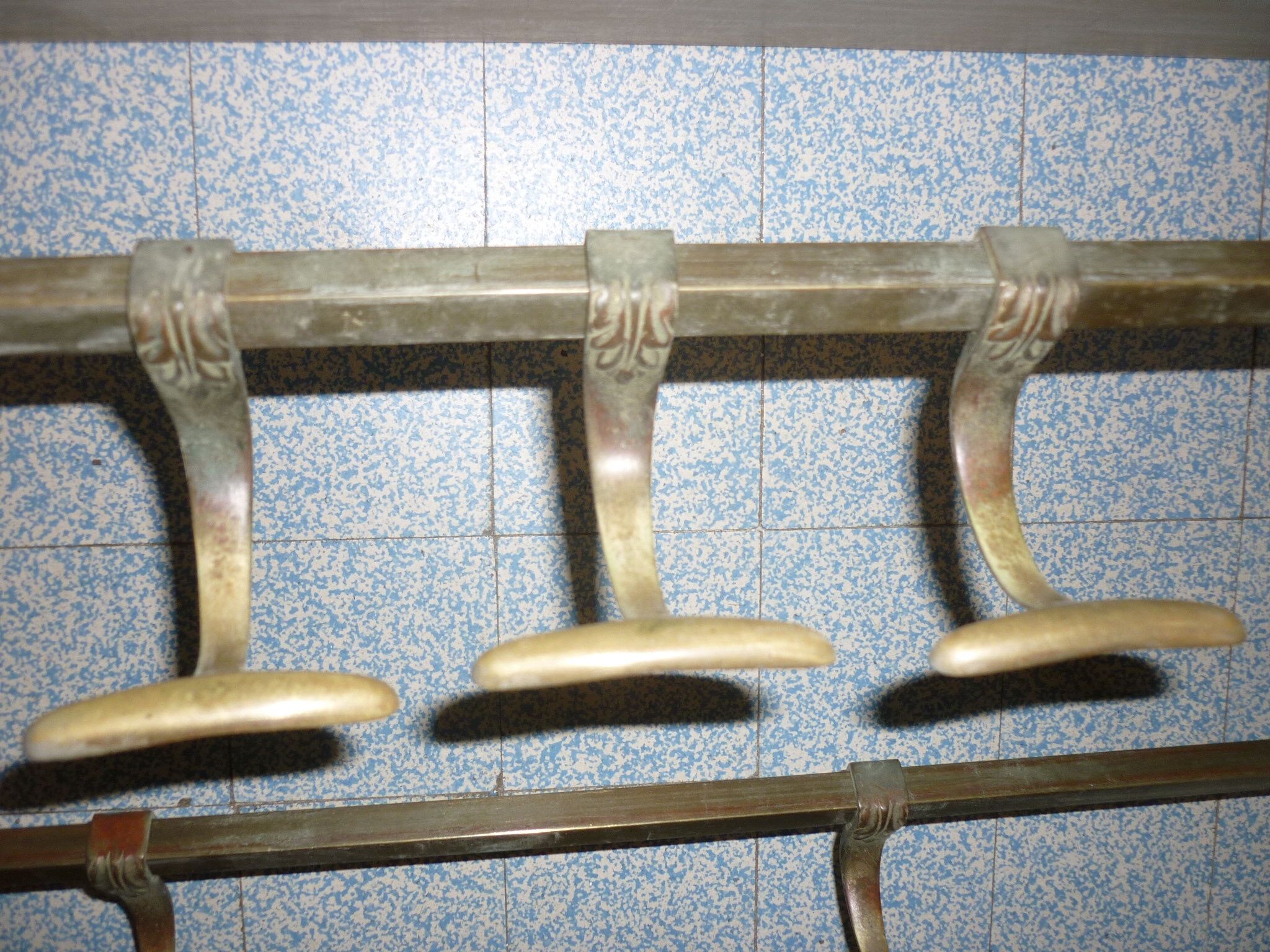 Vintage wall coat rack with shelf and 8 sliding pads