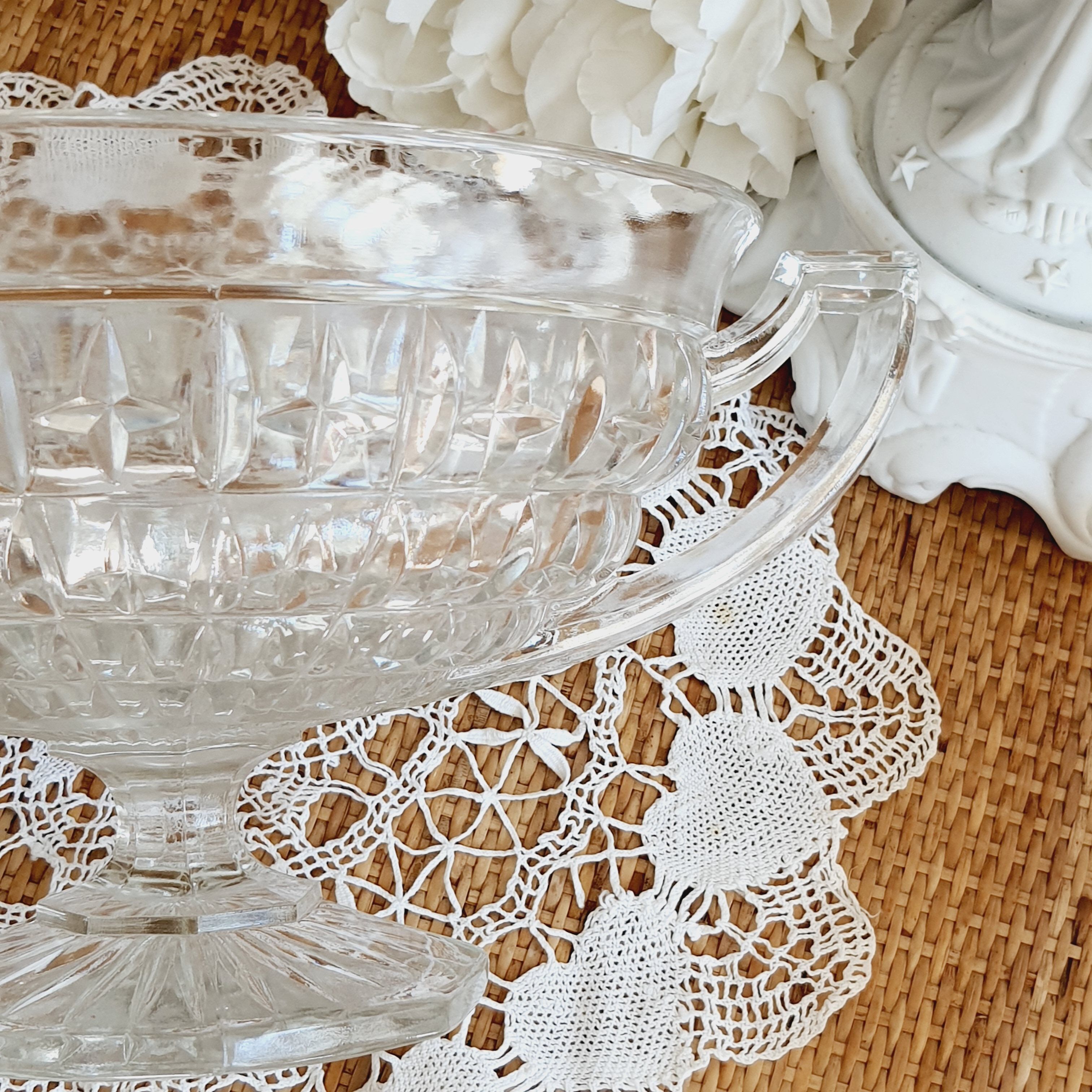 Hollow dish on piedouche with 2 glass handles
