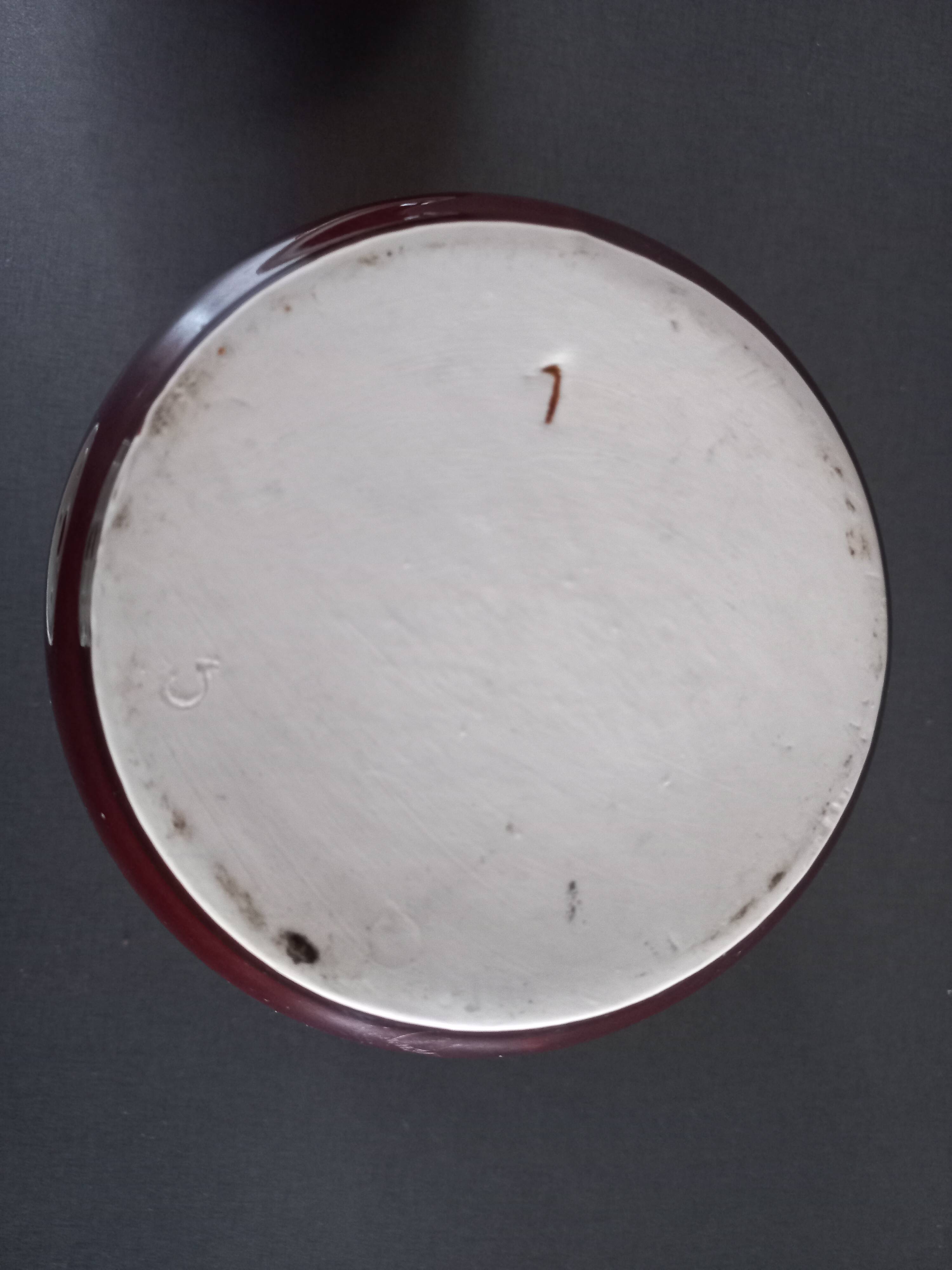 Stoneware pot with lid