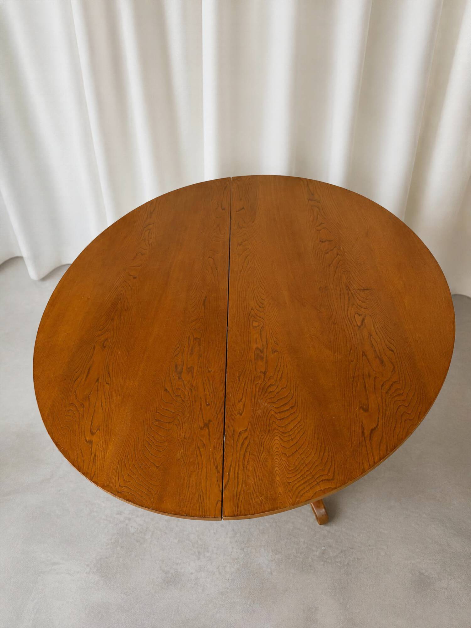 Round table with central base from the 1960s by Baumann.