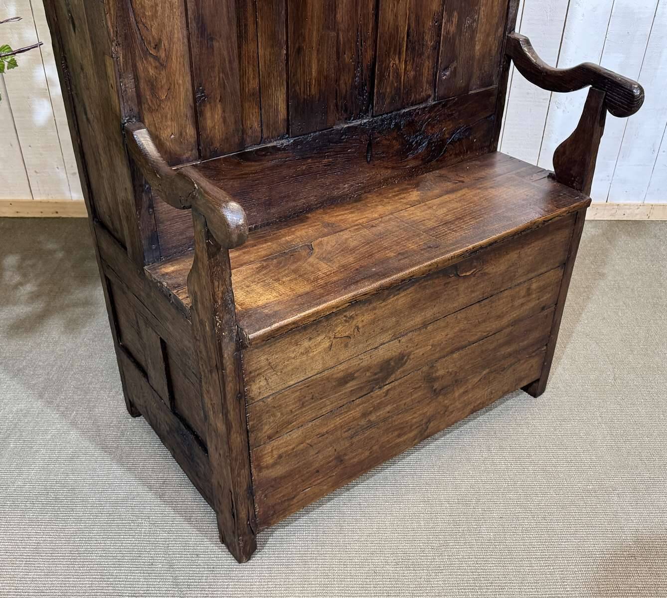 Entrance furniture, Breton wardrobe in oak and chestnut from the 19th century.