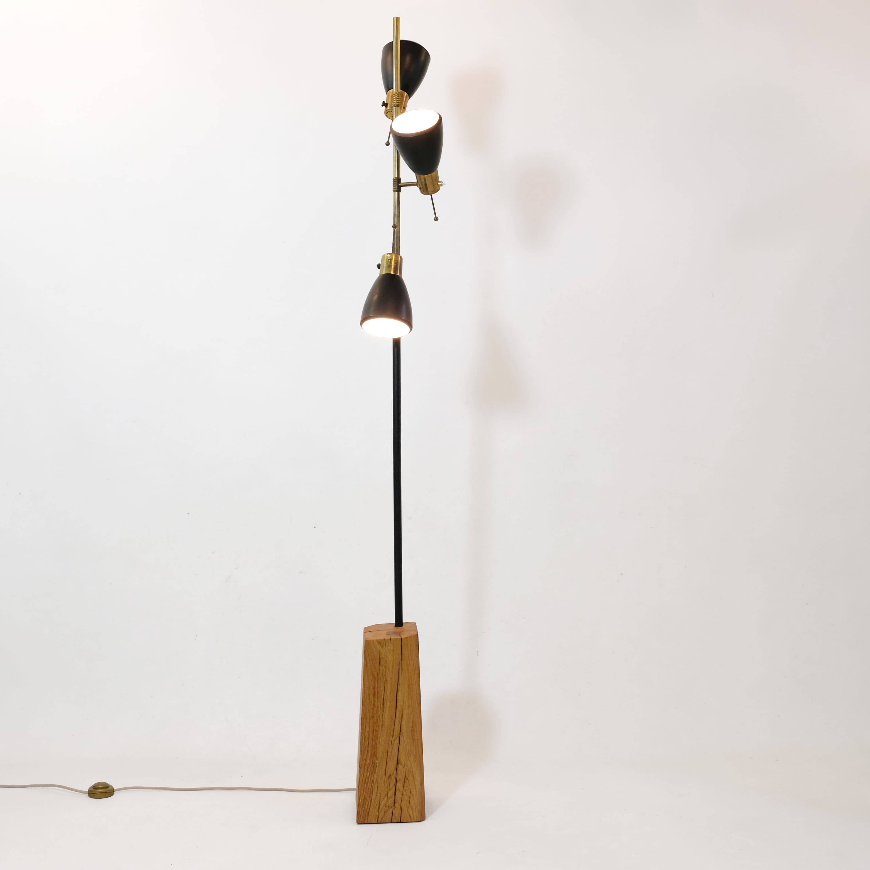 Large 3-light floor lamp in metal, brass and solid wood, 197cm.