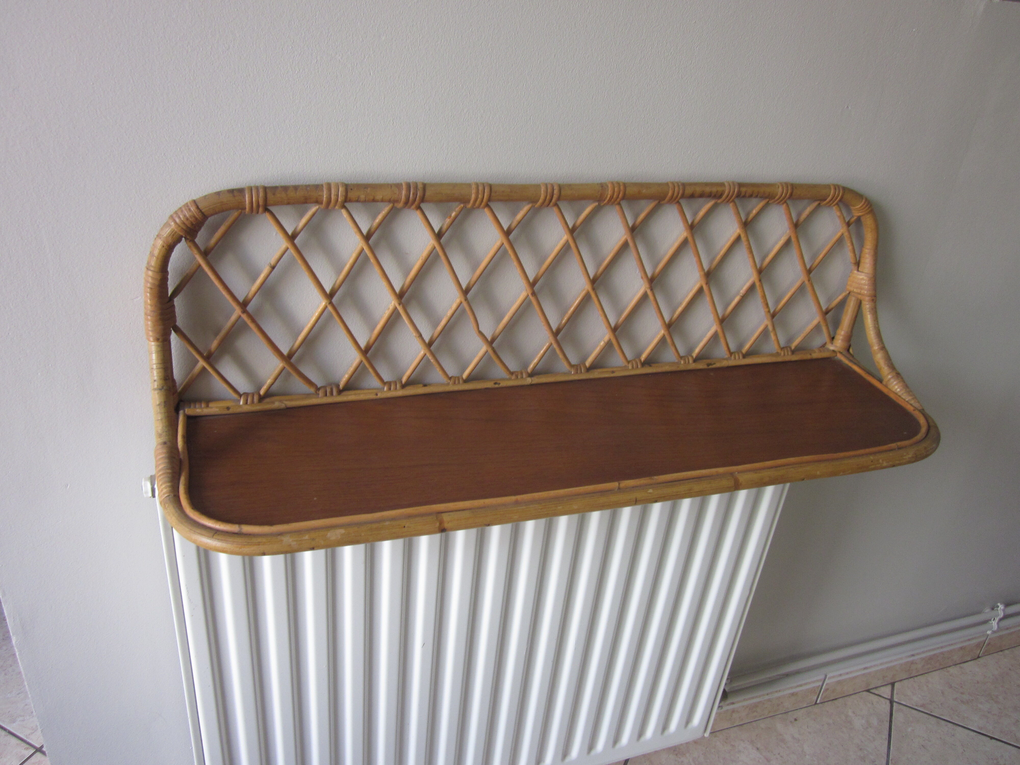 Étagère vintage en rotin