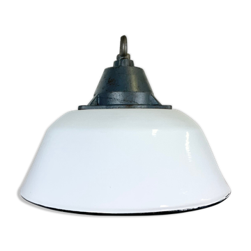 Lustre industriel en émail blanc et en fonte, années 1960