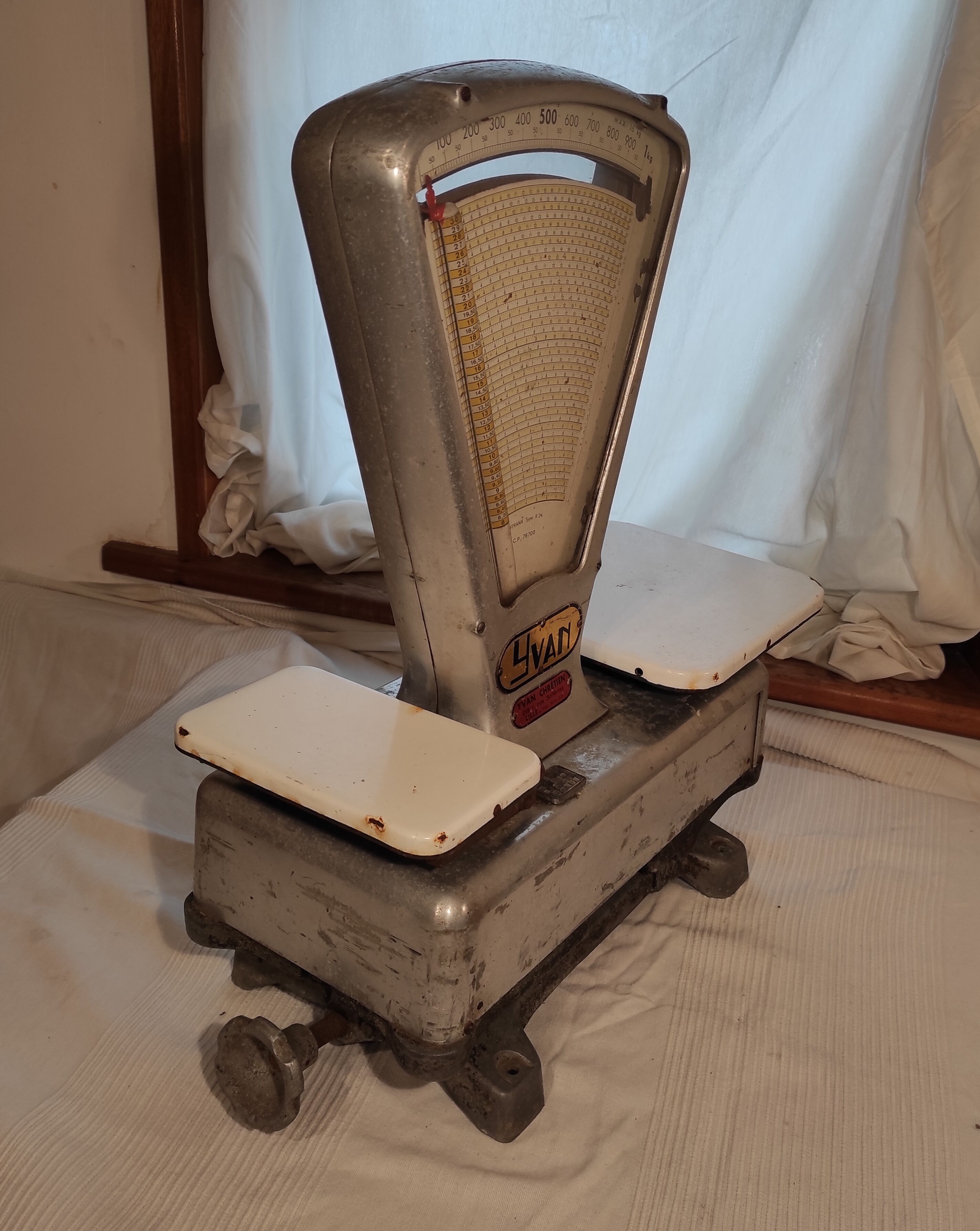 Old scale 1960 in aluminum