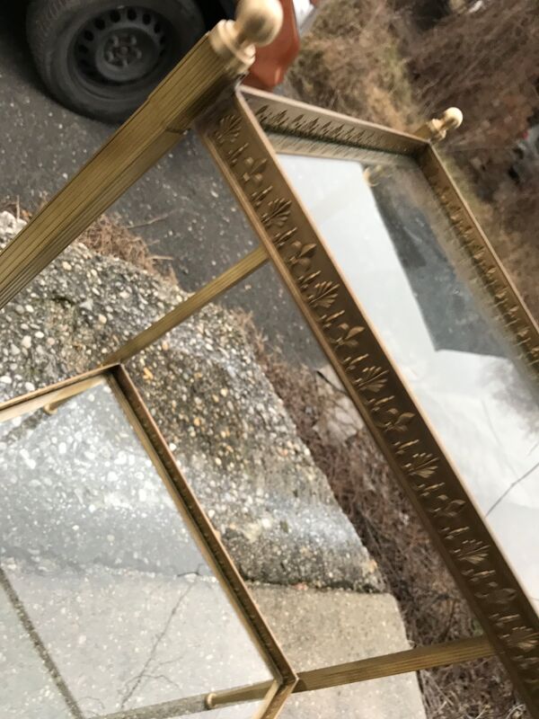 Table néoclassique en laiton avec étagères en verre circa 1950
