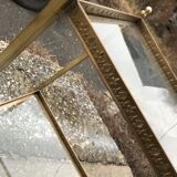 Table néoclassique en laiton avec étagères en verre circa 1950
