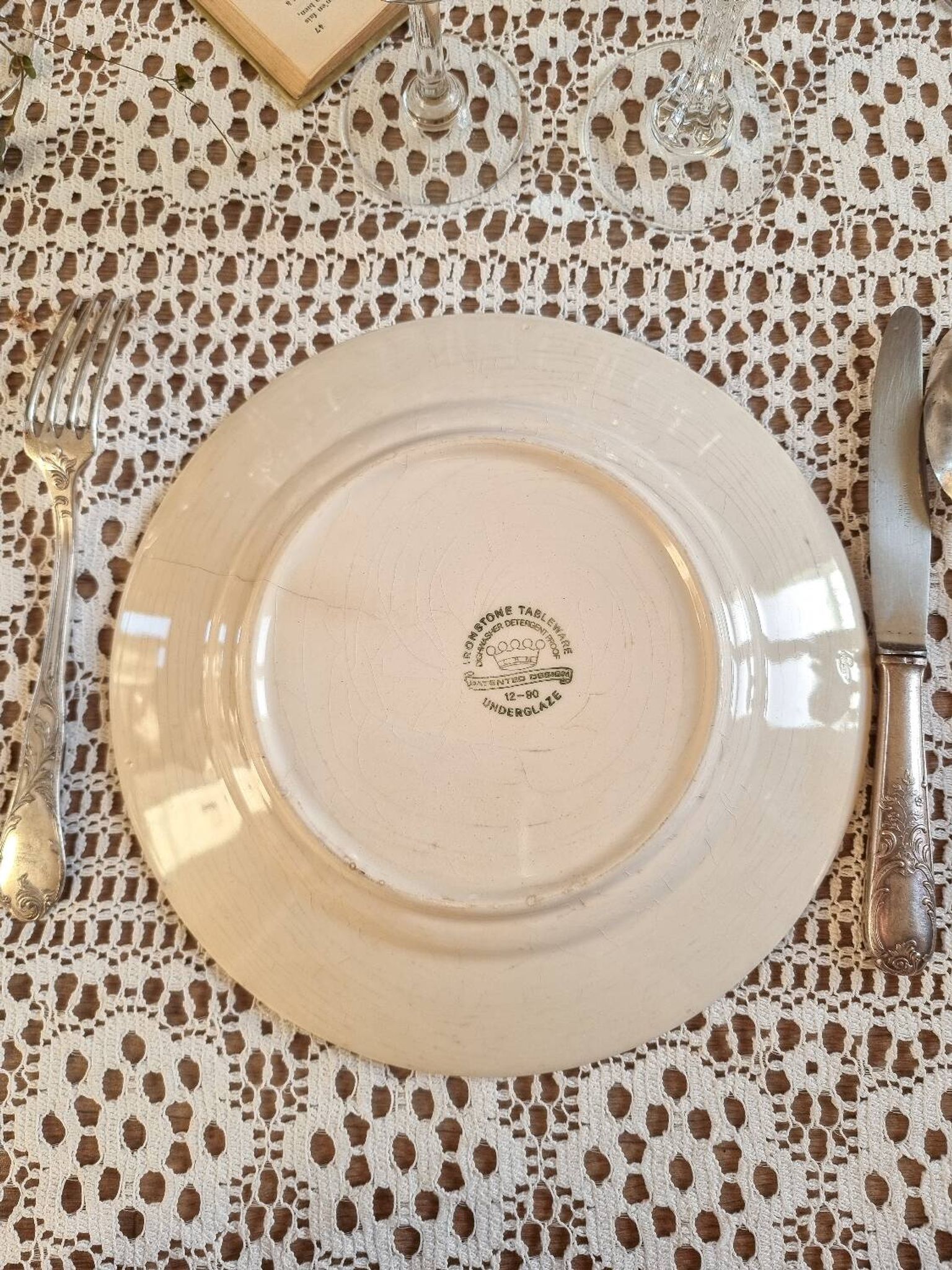 7 assiettes plates, terre de fer, Italie