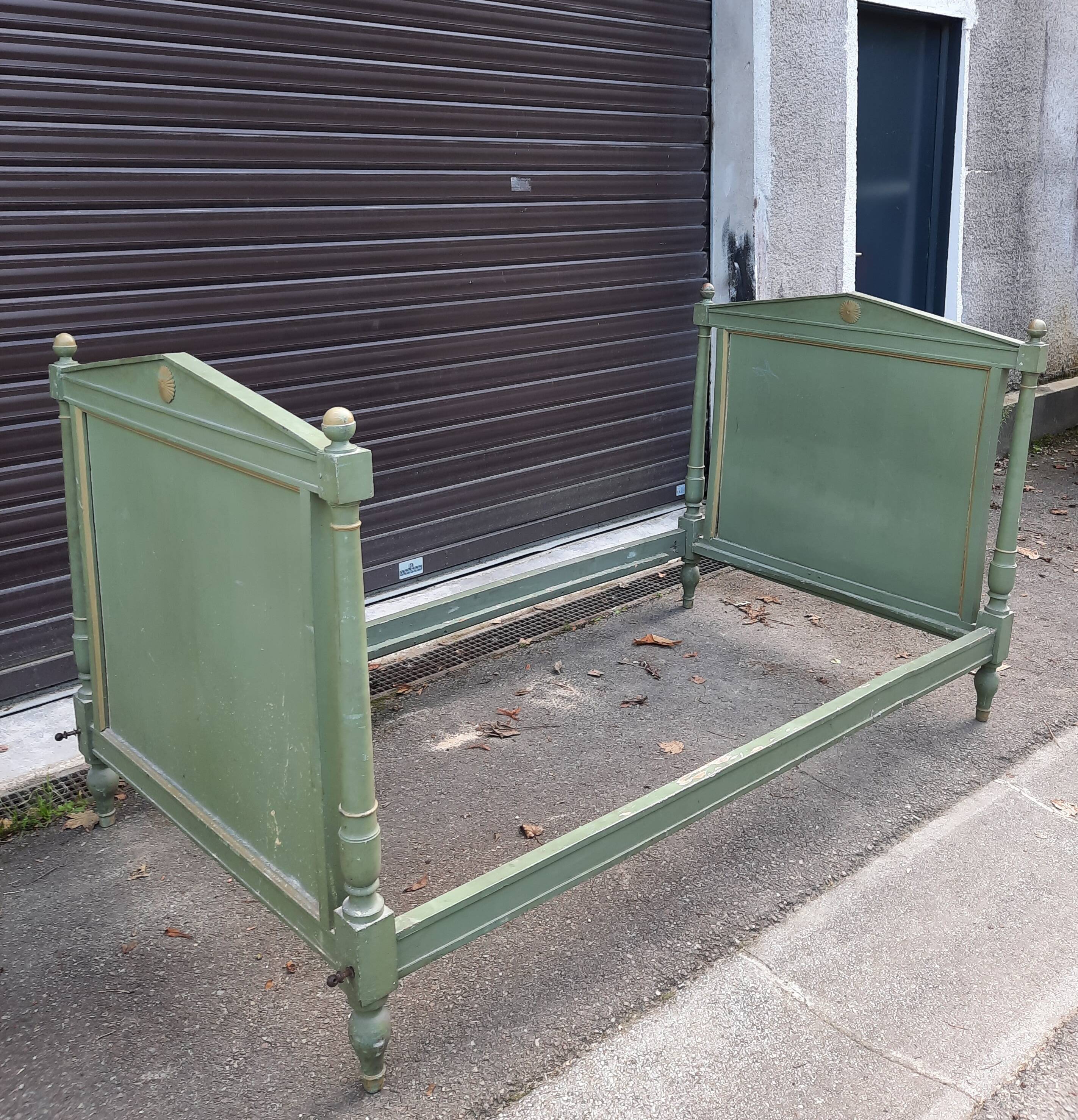 Lit en bois laqué directoire