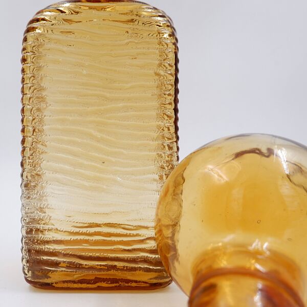 Carafe vintage en verre ambré ondulé Empoli italien MCM avec bouchon boule rond