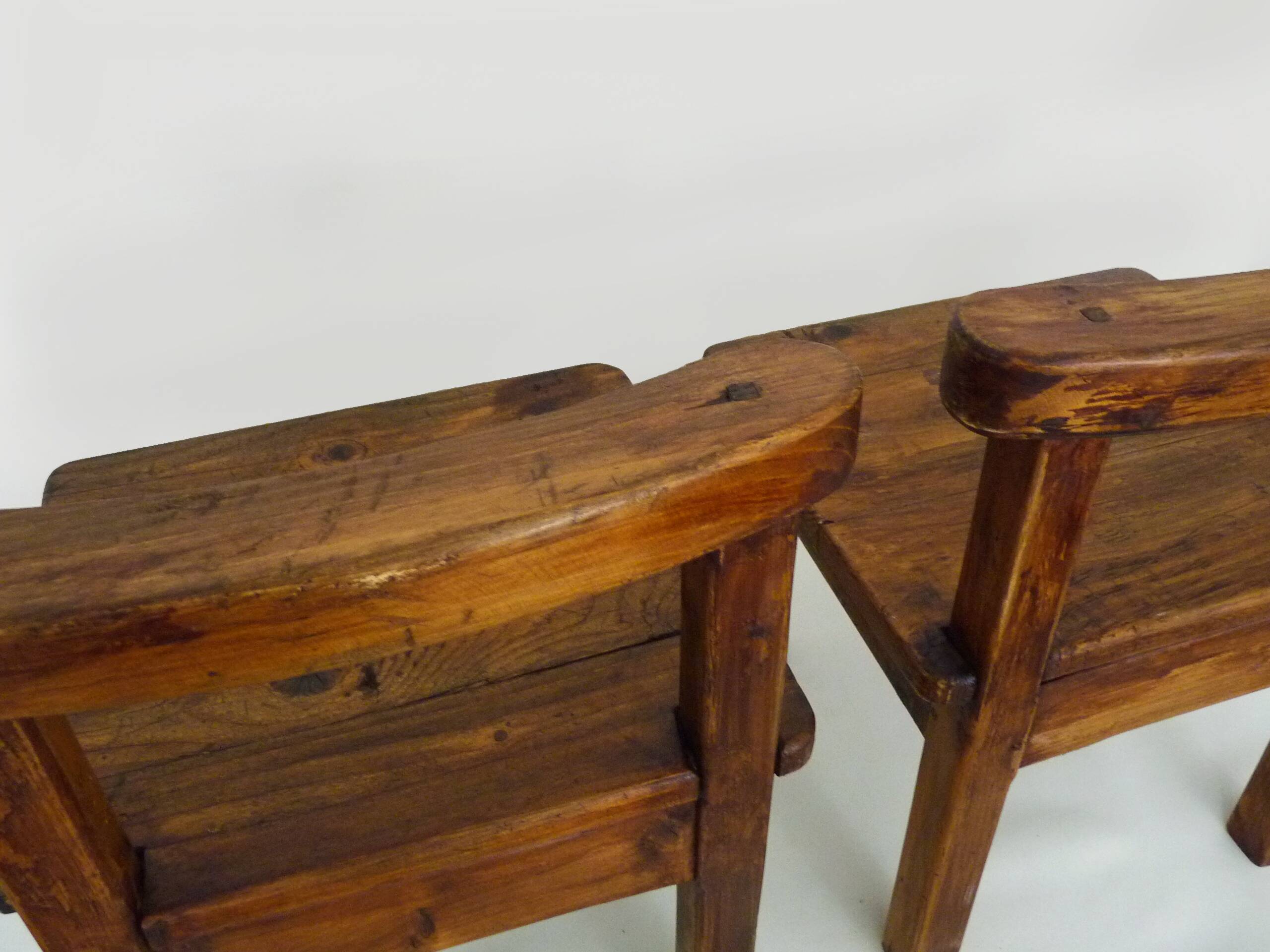 Paire de chaises basses brutaliste en bois massif. Années 60