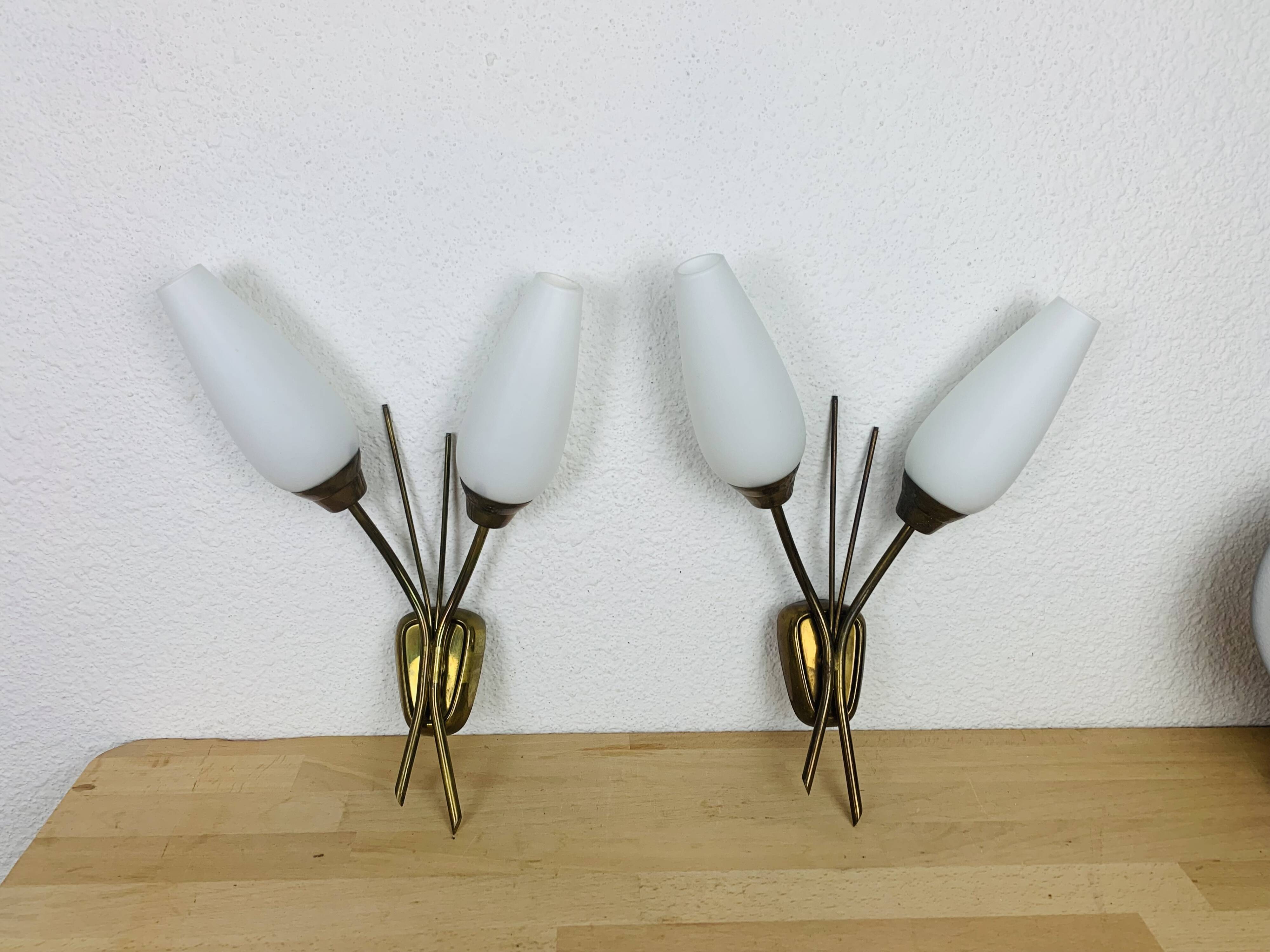 Paire d'appliques en laiton et opaline, années 50