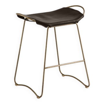 Contemporary kitchen counter stool in aged brass steel and dark brown leather.