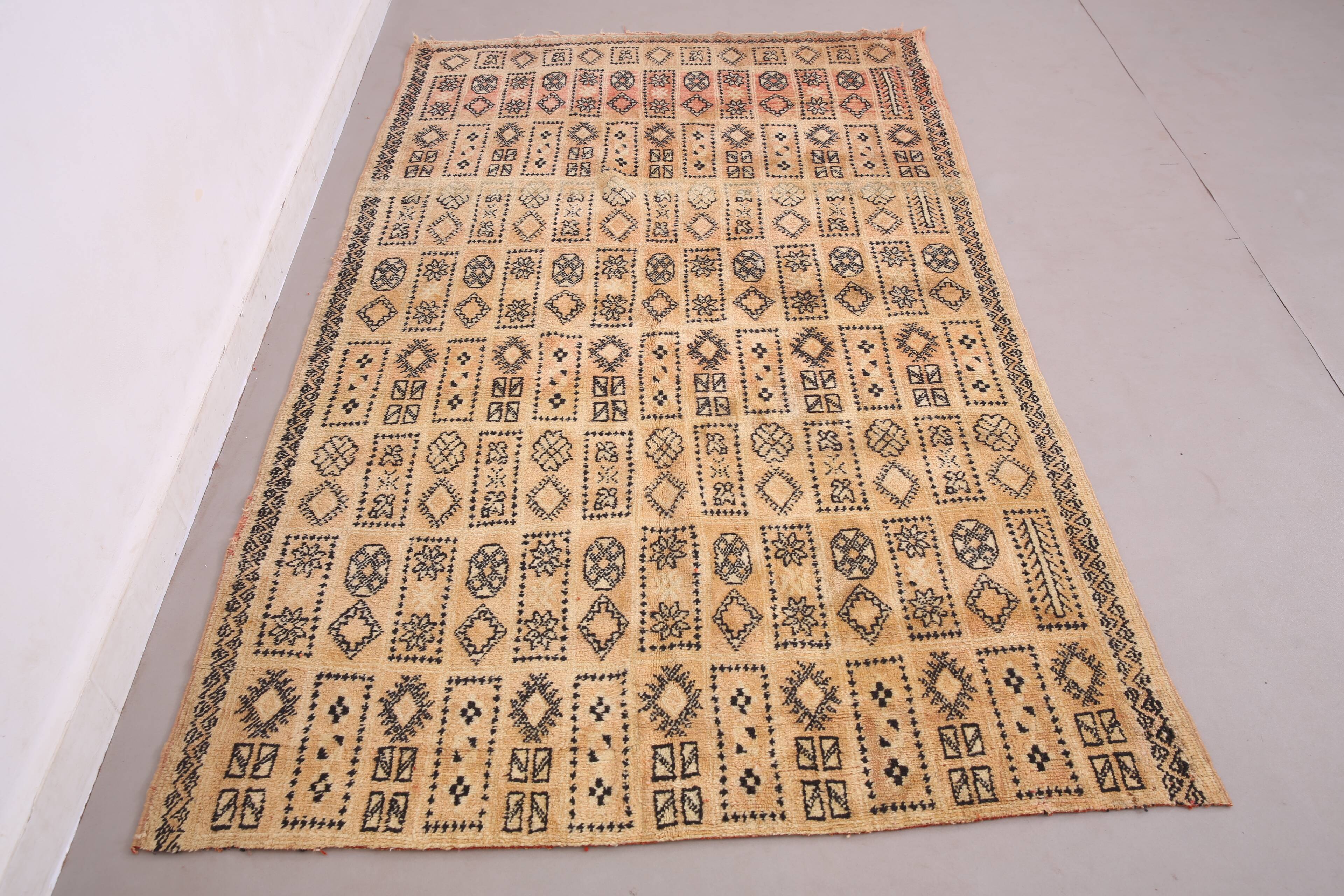 Vintage Moroccan Rug 134 x 221 cm- Berber Wool Rug - Authentic Handmade Rug