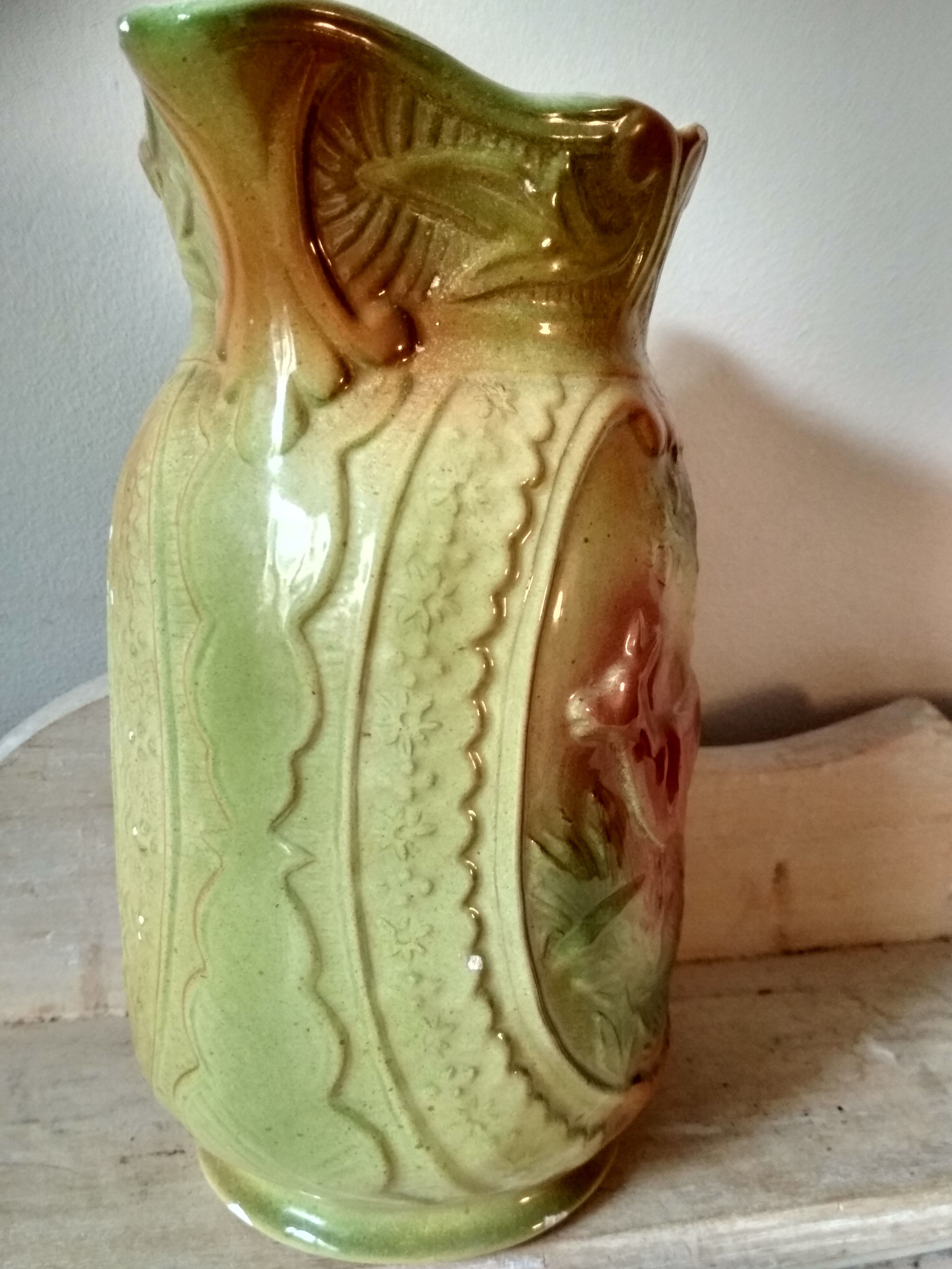 Pichet, barbotine à décor de biche et cerf