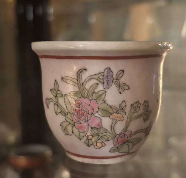 Mini porcelain cache-pot in Chinese style with its saucer.