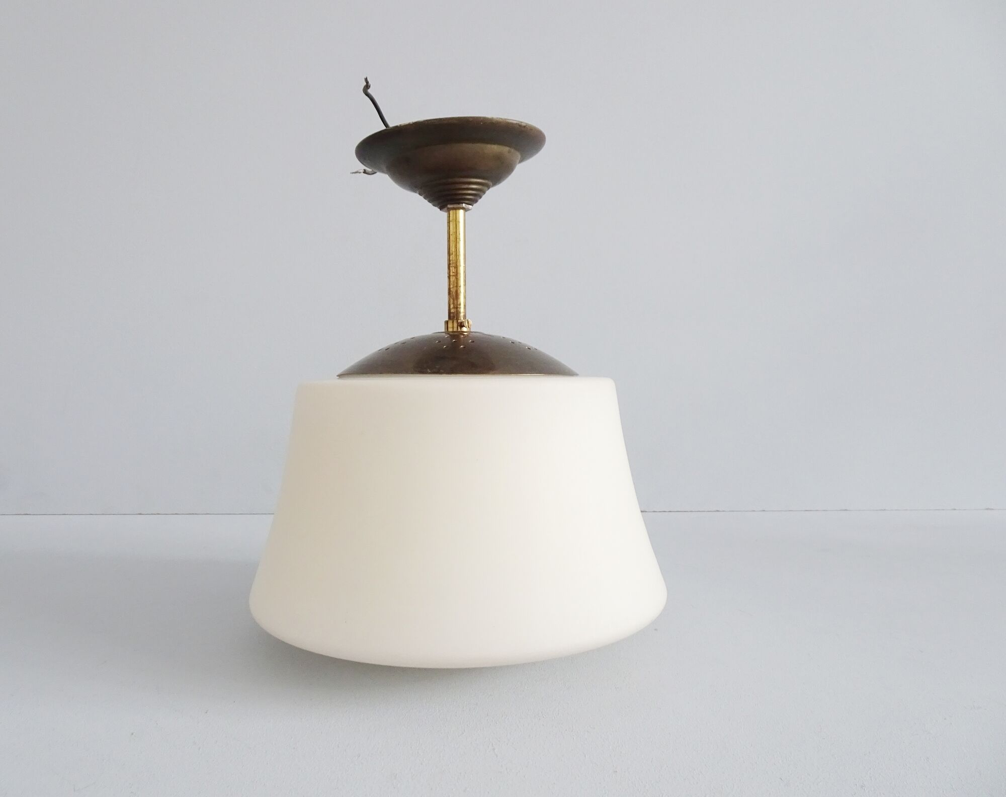 Suspension Bauhaus en verre opal et laiton