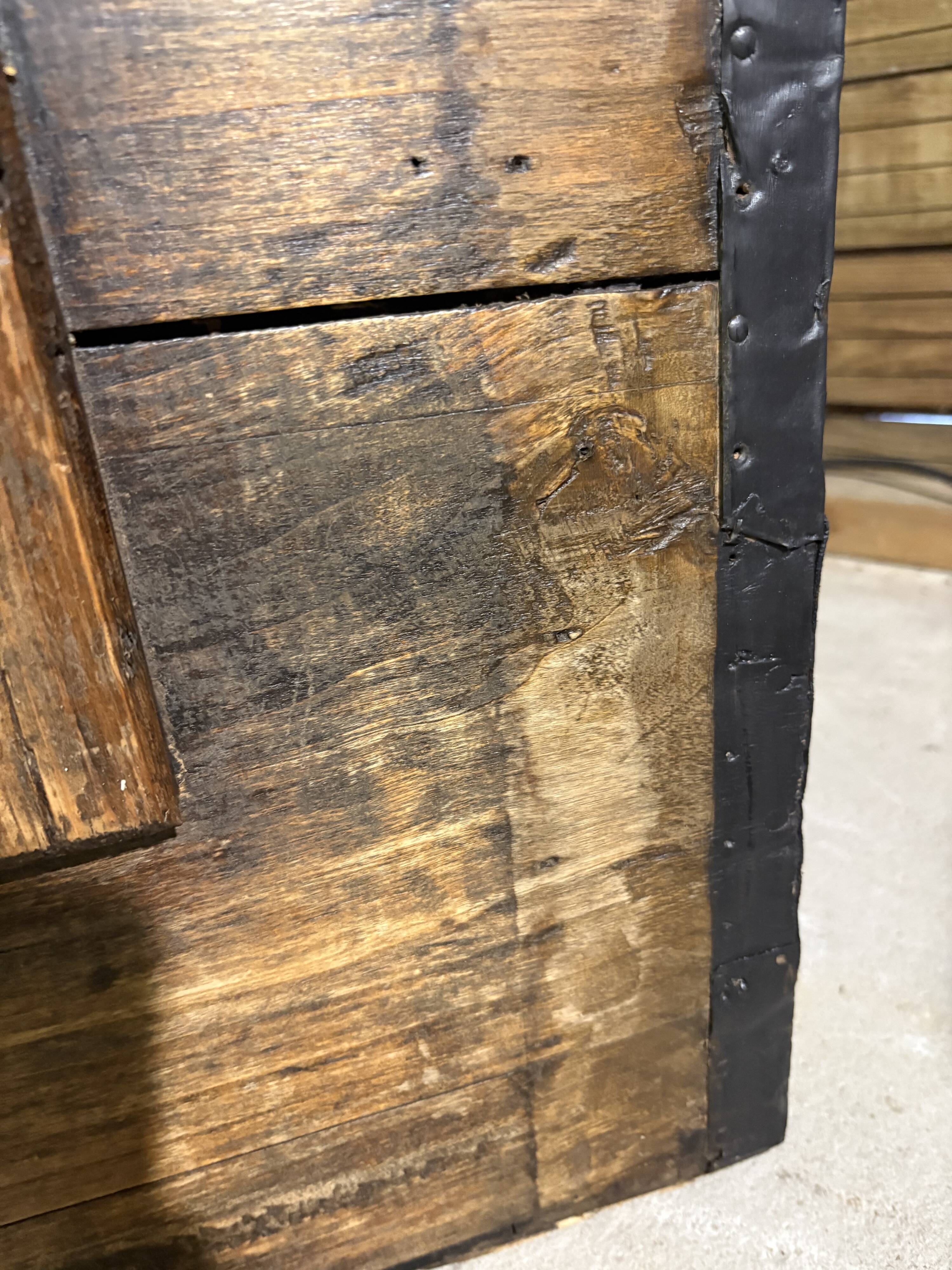 Renovated old wooden trunk – storage box / vintage decor