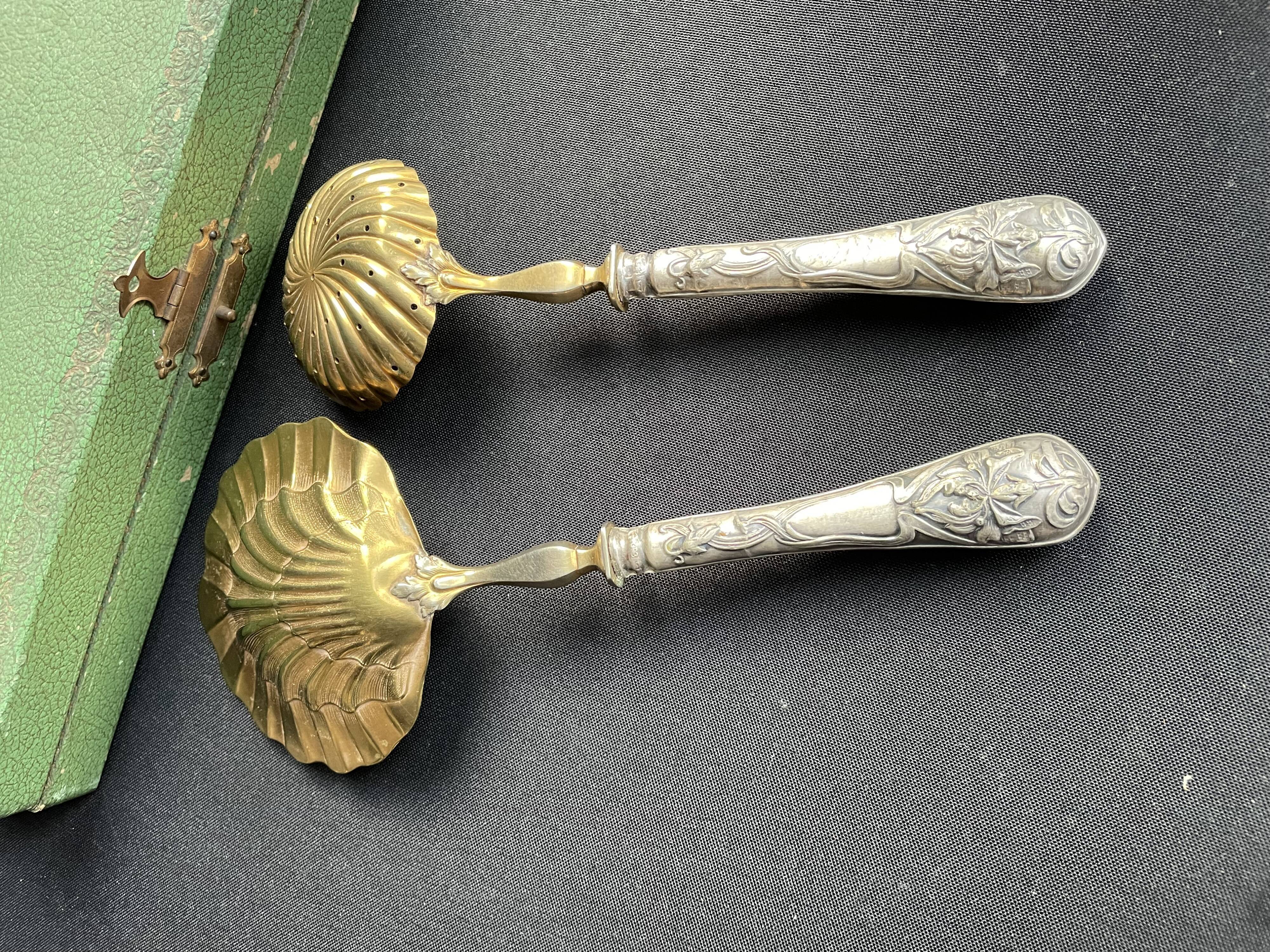 Covered strawberry service box