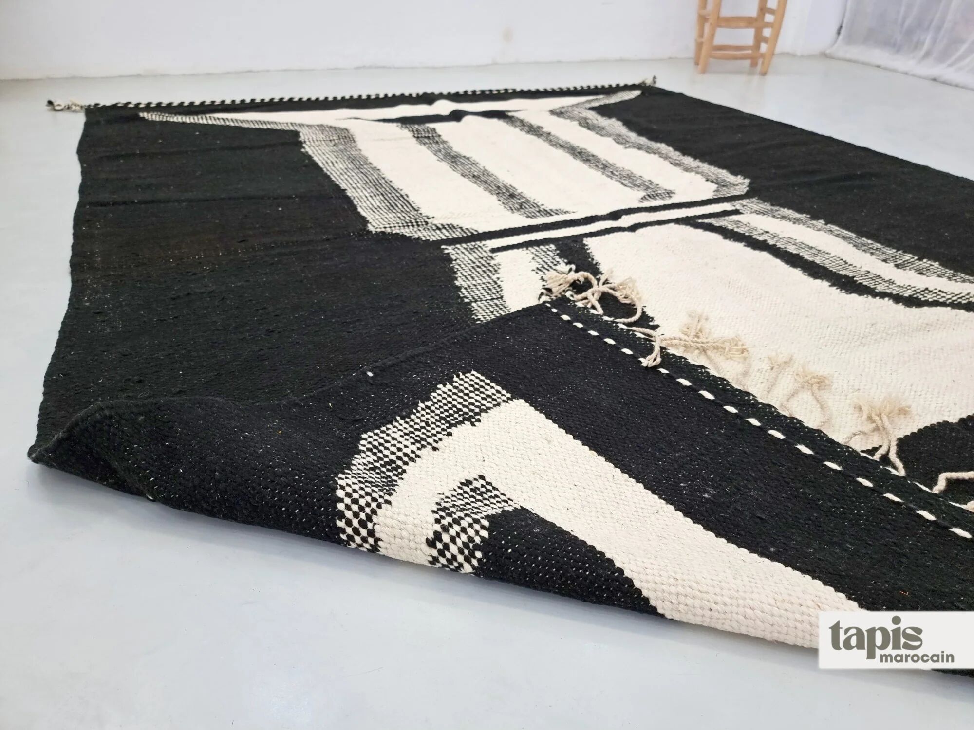 Tapis berbère sur mesure noir et blanc abstrait - Tapis Zanafi Kilim