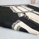 Tapis berbère sur mesure noir et blanc abstrait - Tapis Zanafi Kilim