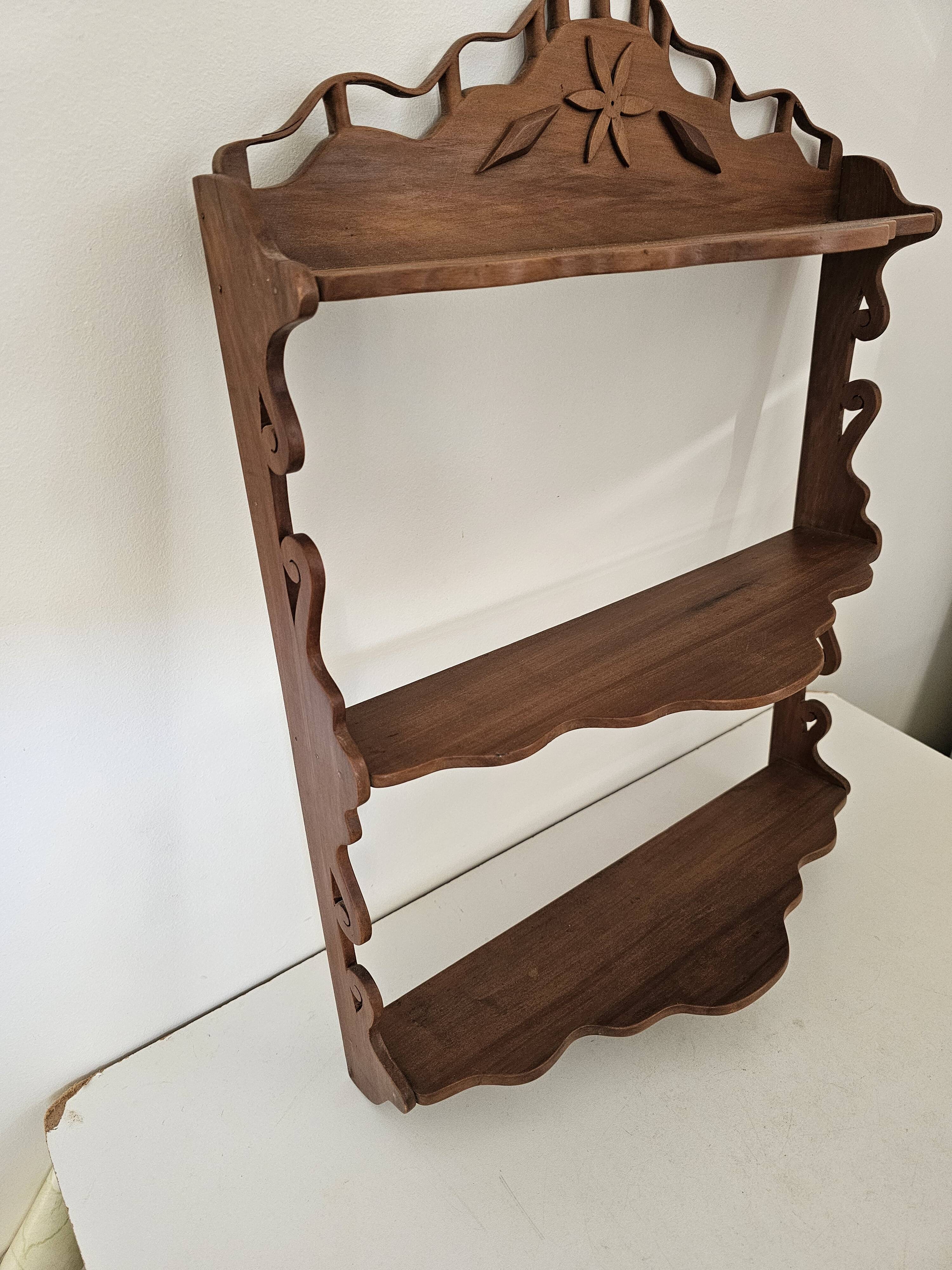 Elégante étagère murale en bois - vintage