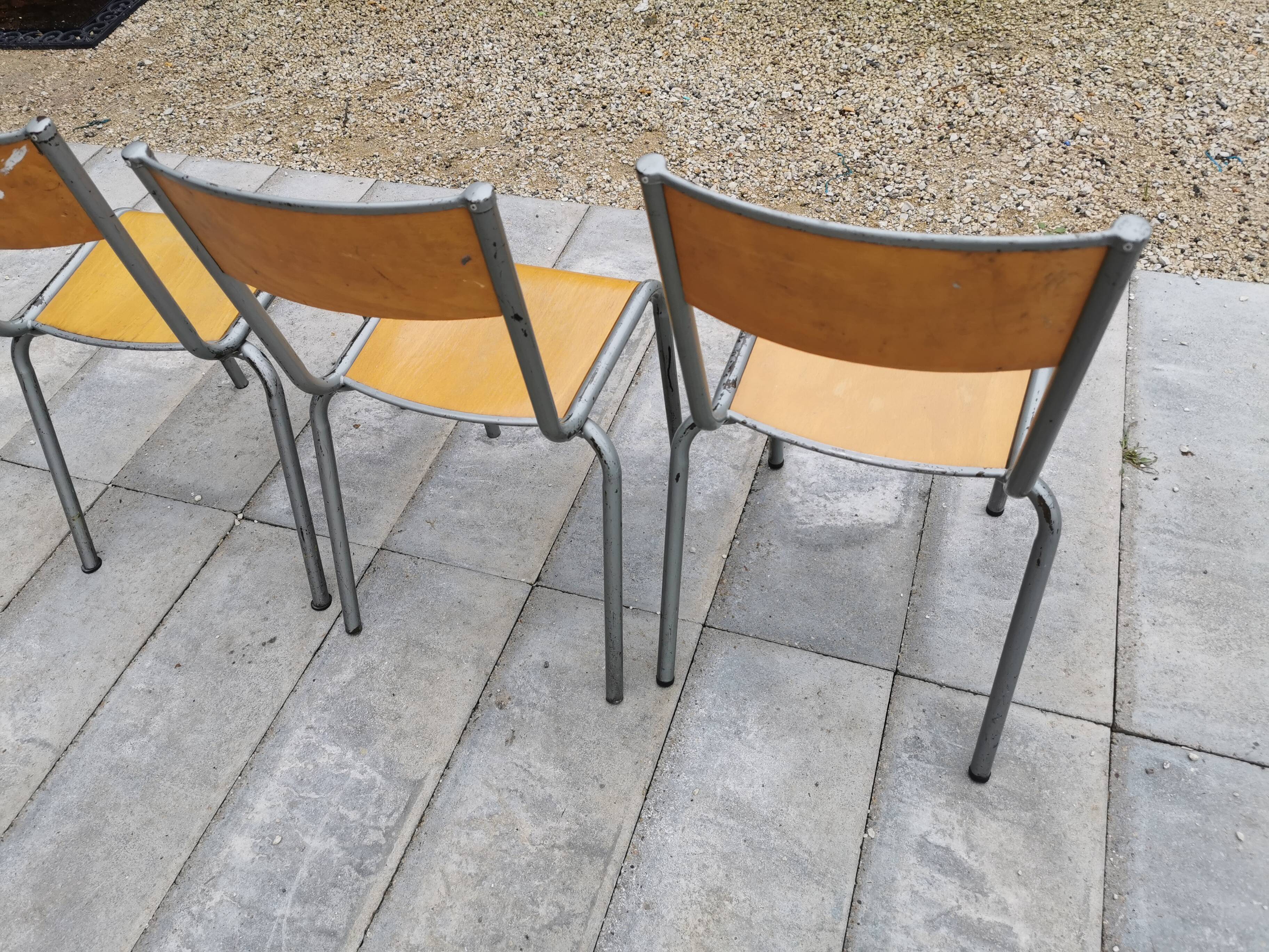 Lot de trois chaises d'école vintage