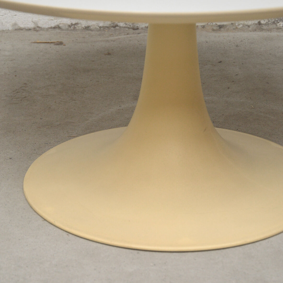 Grosfillex tulip coffee table, 1960
