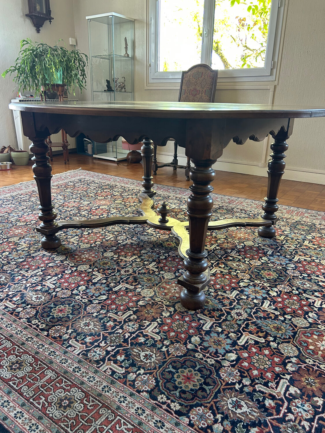 Solid oak dining table and 6 matching chairs.