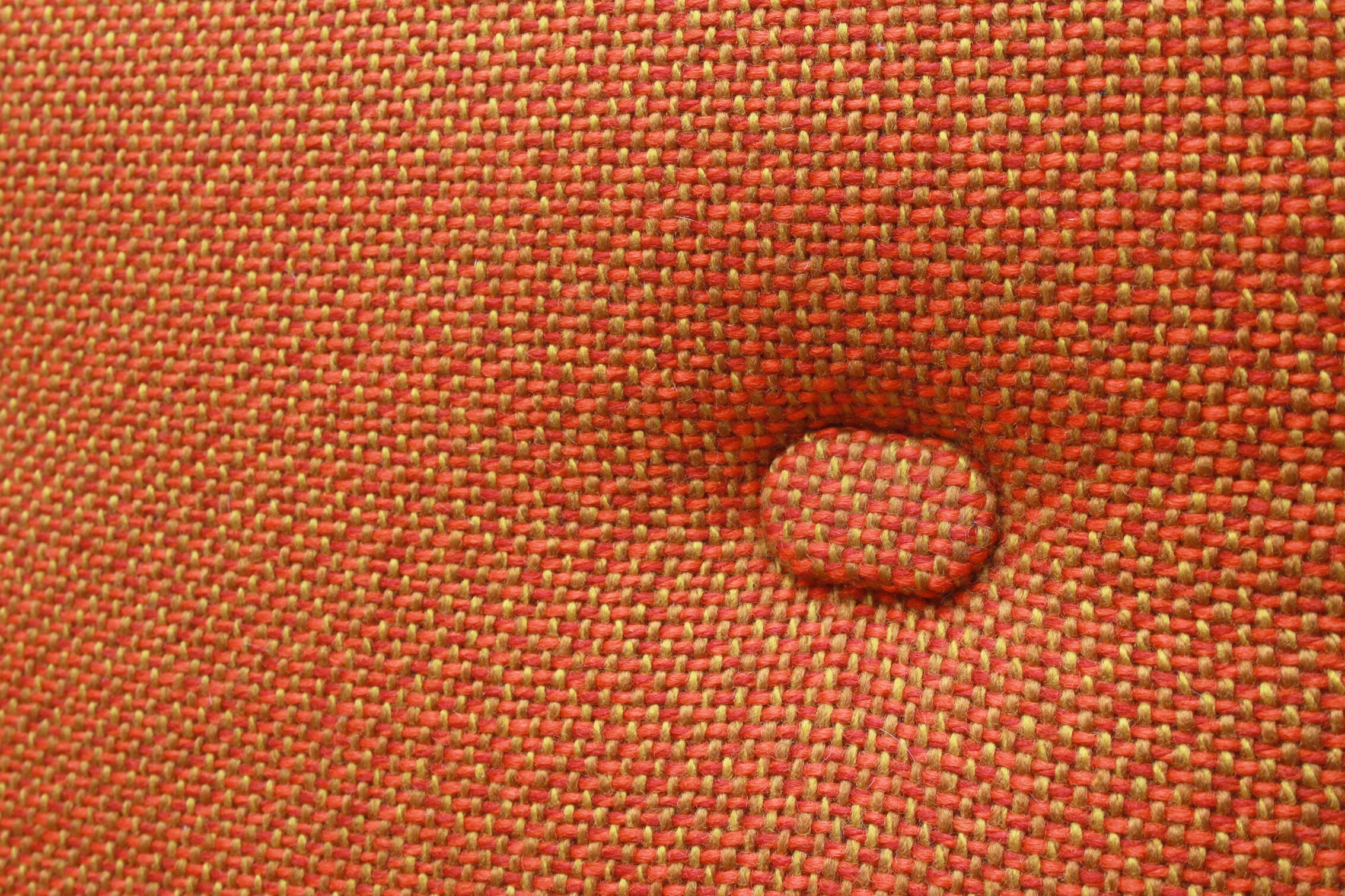 Chaise années 1970 en chêne et coussins orange