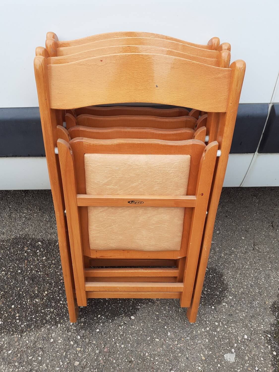 “Space saving” dining set