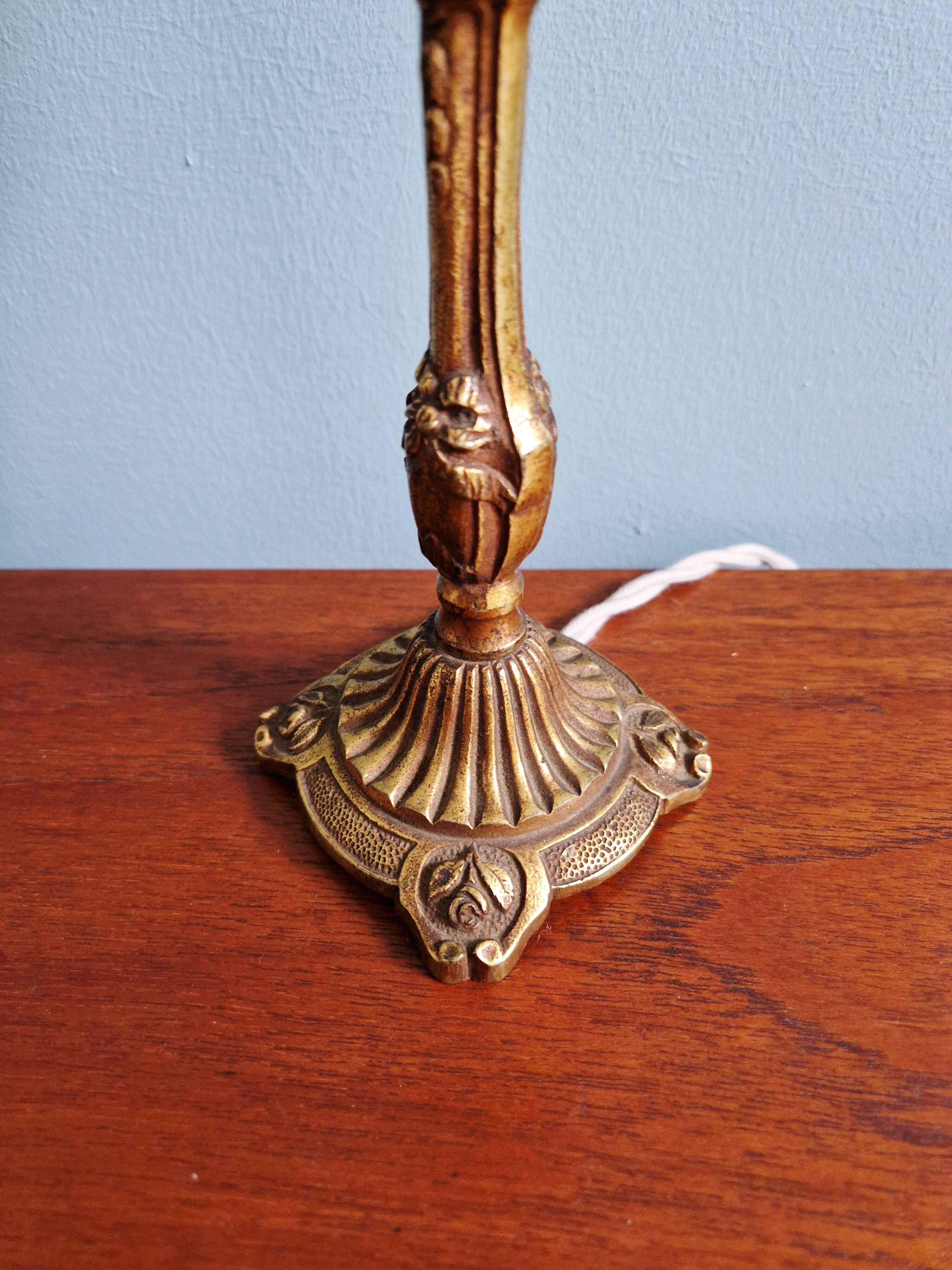 Table lamp in gilded bronze with opalescent glass shade, early 20th century.