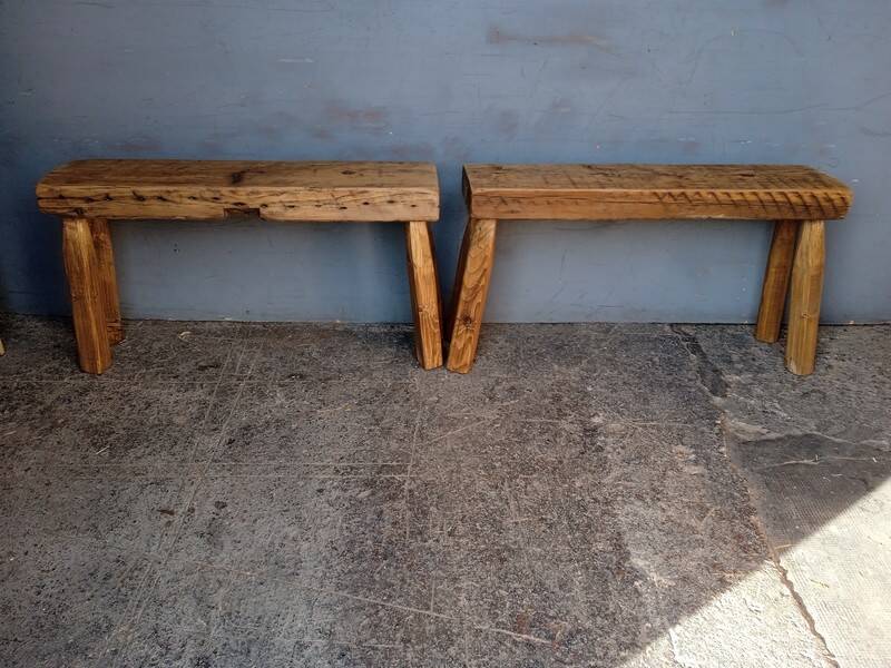 Paire 2 bancs / tabourets bois massif patiné