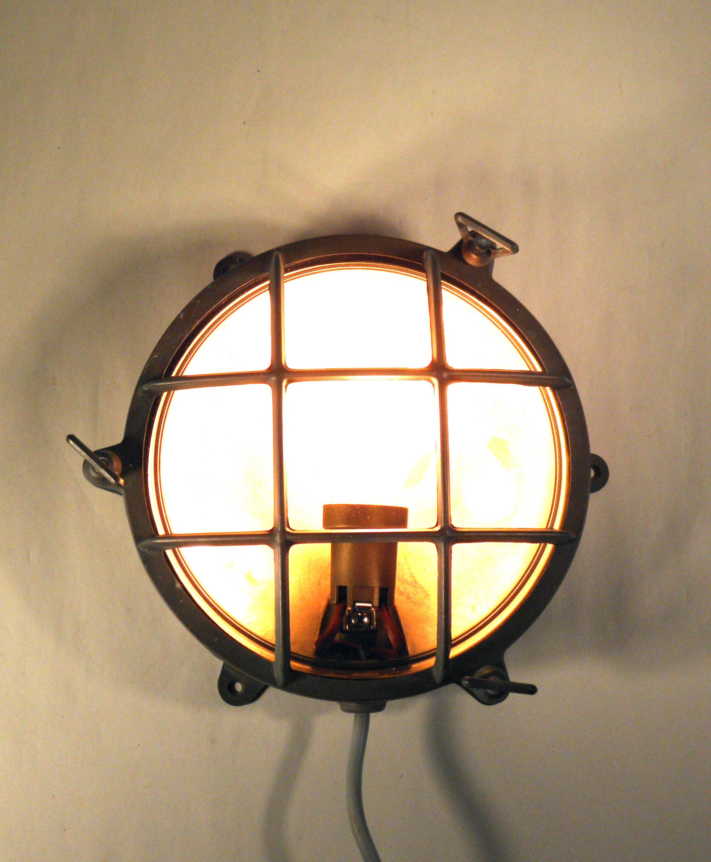 22 cm brass "porthole" wall light