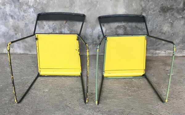 Paire de chaises métal empilables à pieds traîneau - 1960