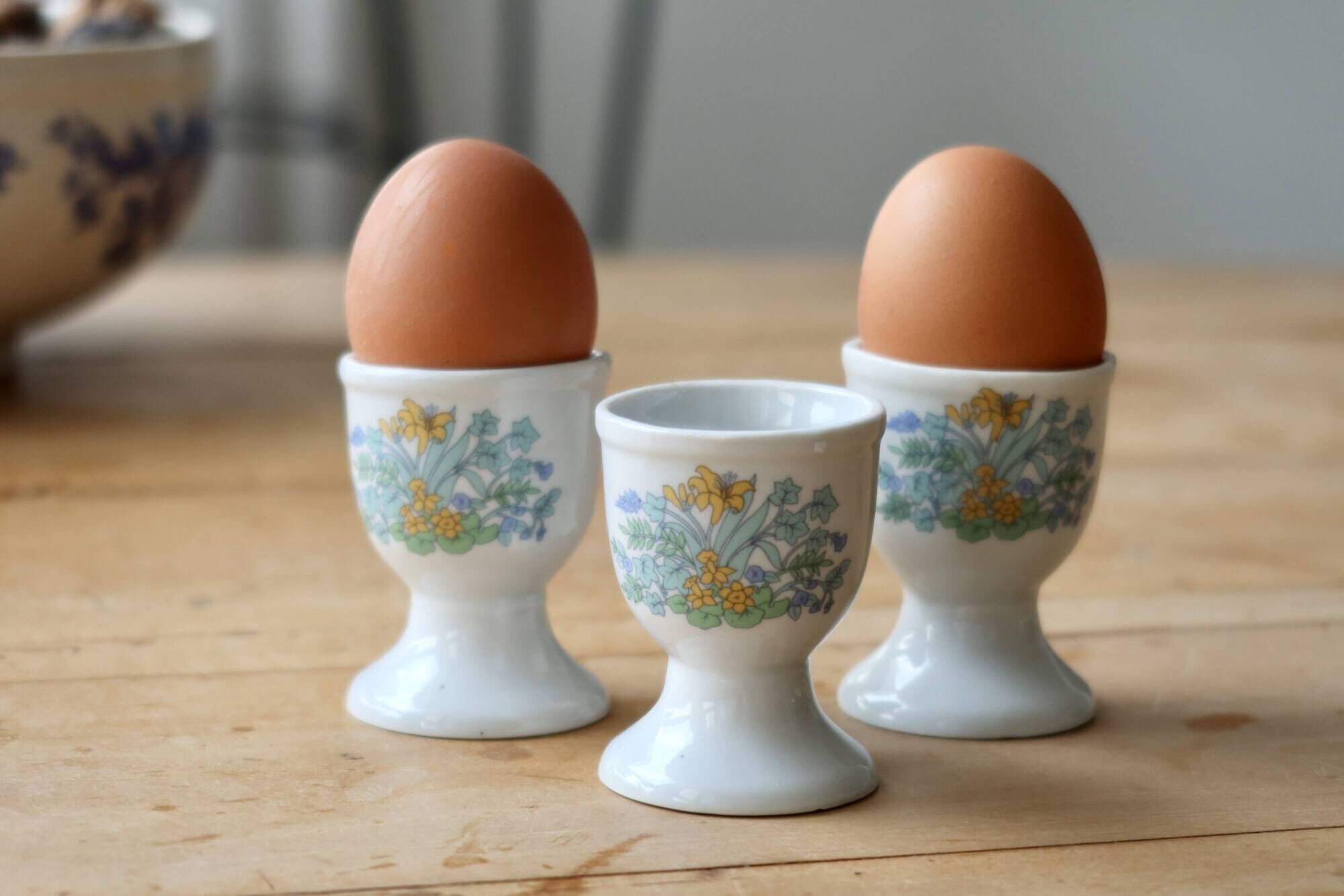 Coquetiers vintage porcelaine blanche motif fleuri