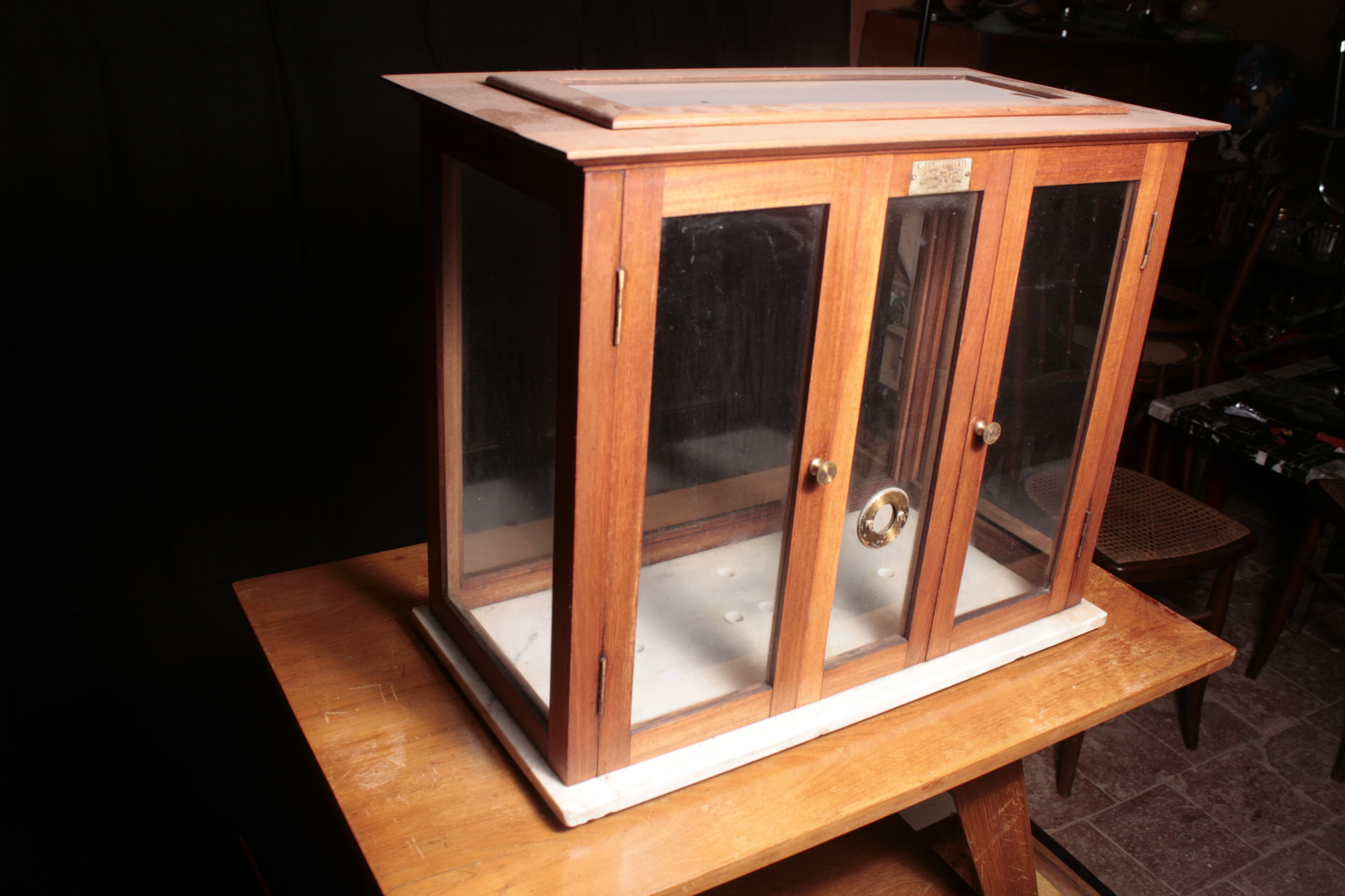 Display case to be placed with or without laboratory scales