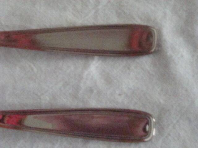 Couverts de table en métal argenté avec écrin