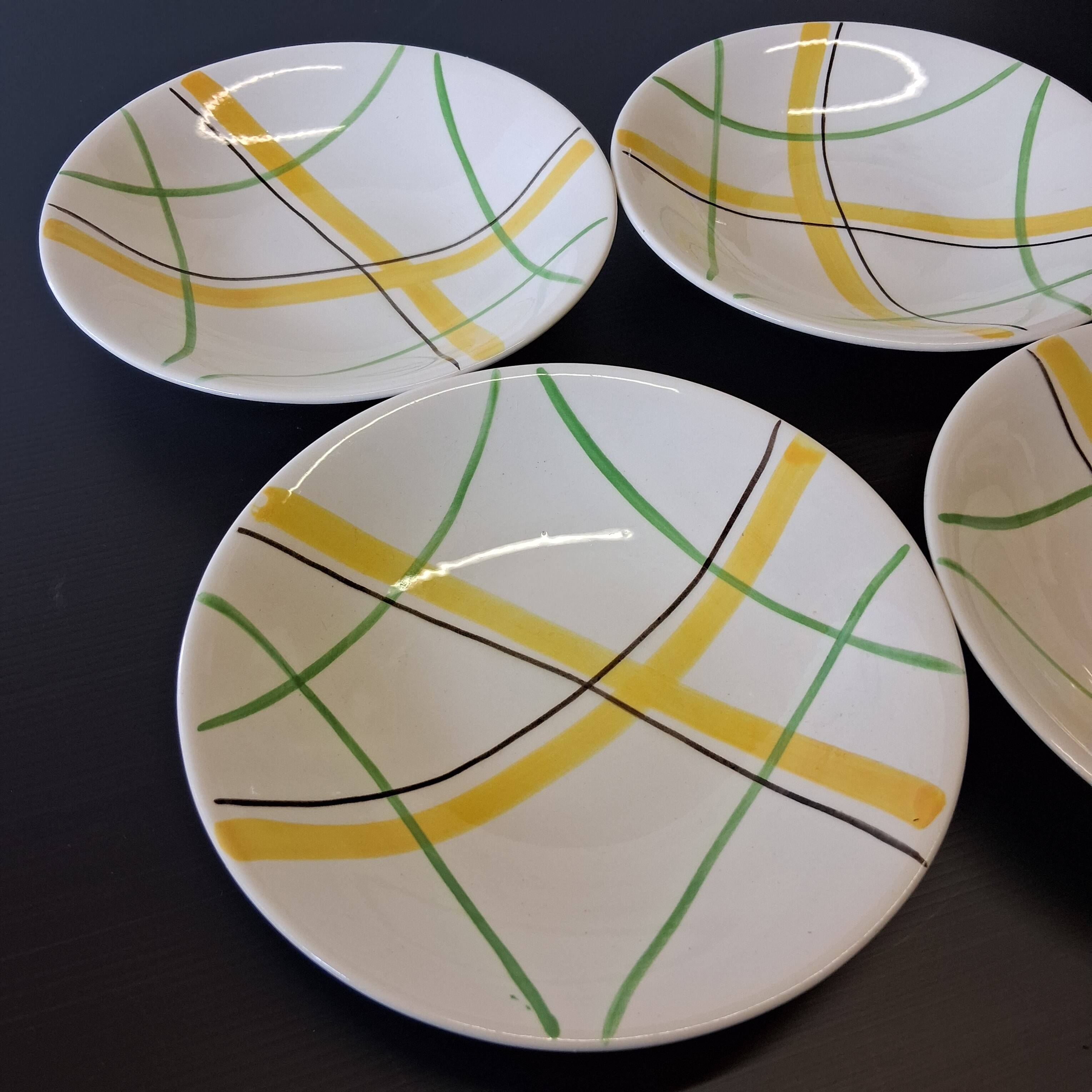 5 deep plates from Gien model "Sarabande" in good condition.