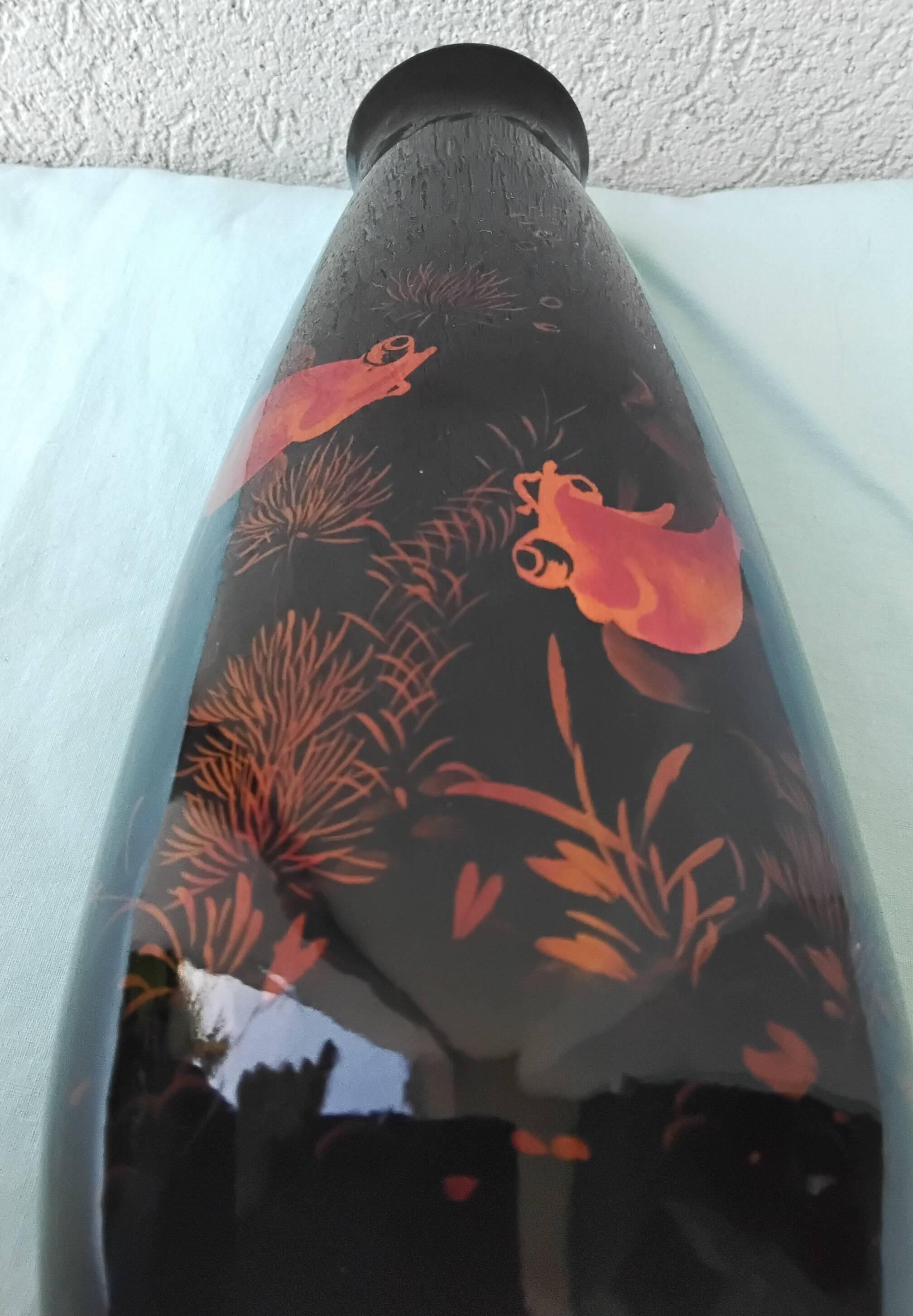 Vase en bois laqué