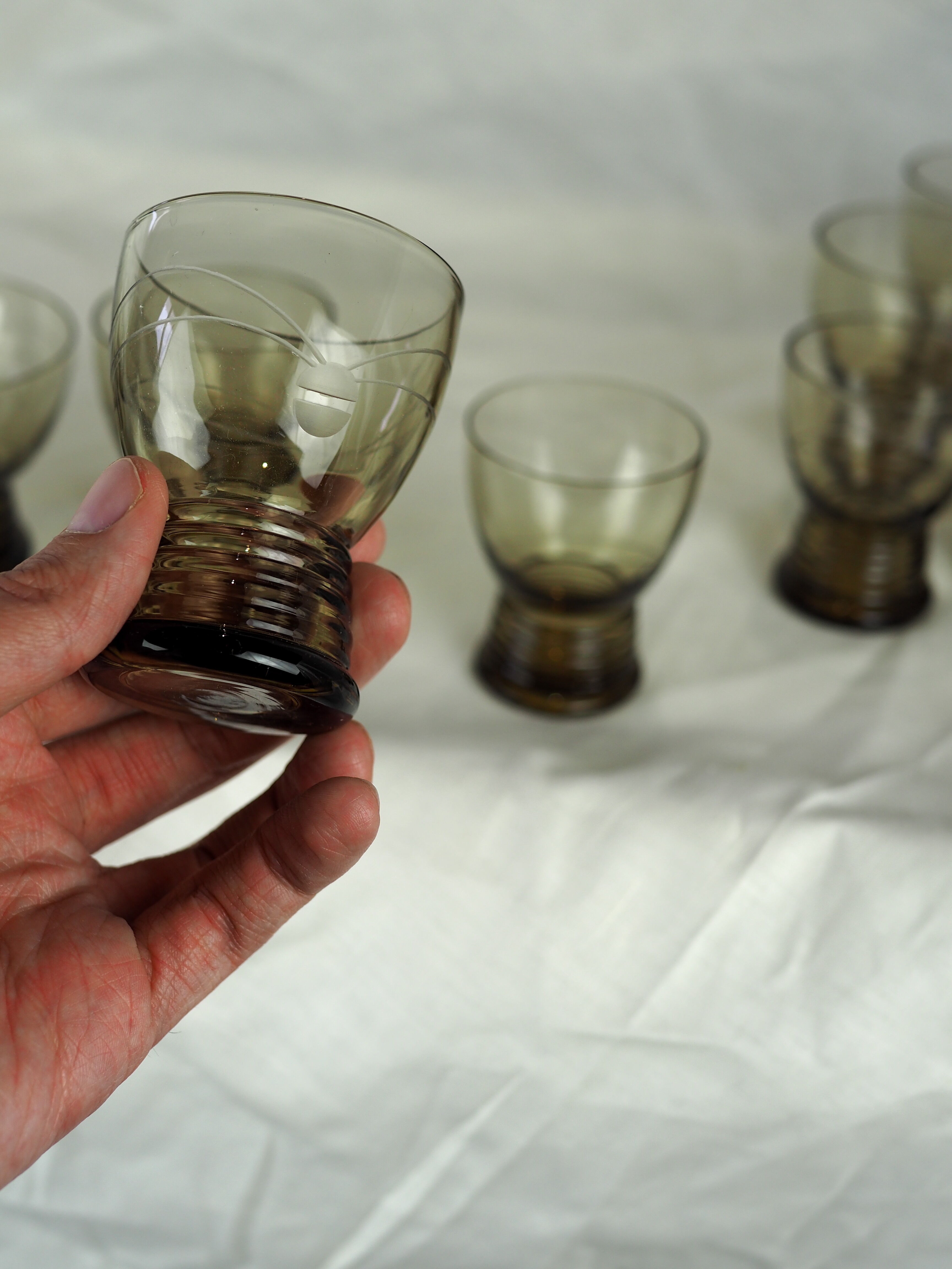 Set of 17 black smoked glasses on geometric engraving stand - 70s