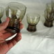 Set de 17 verres fumés noirs sur pied à gravure géométrique - années 70