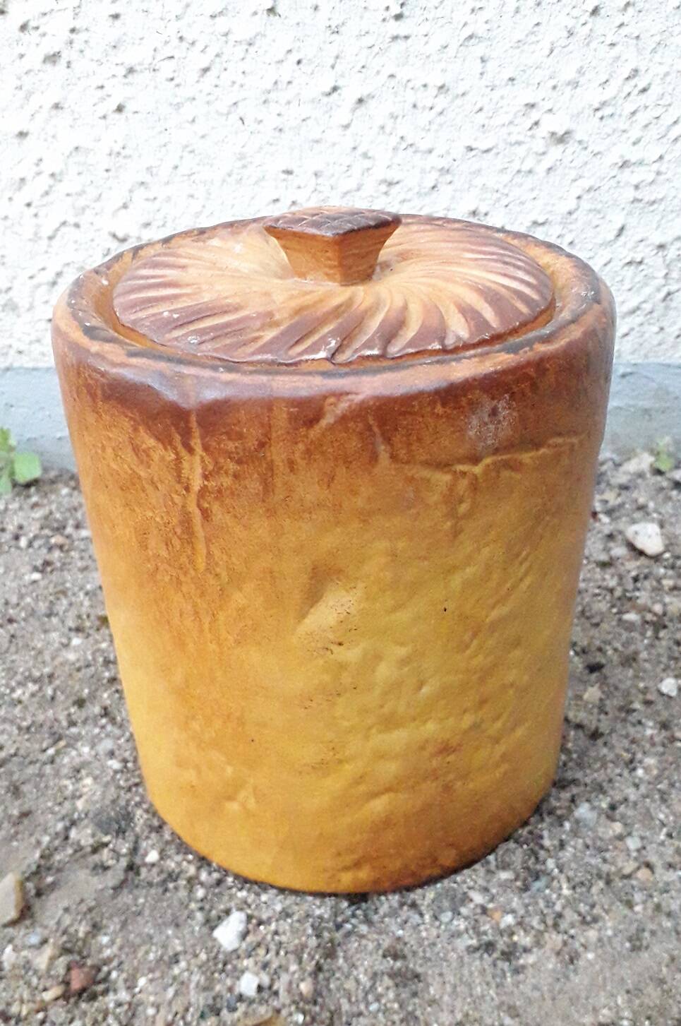 Pot covered in trompe l'œil
