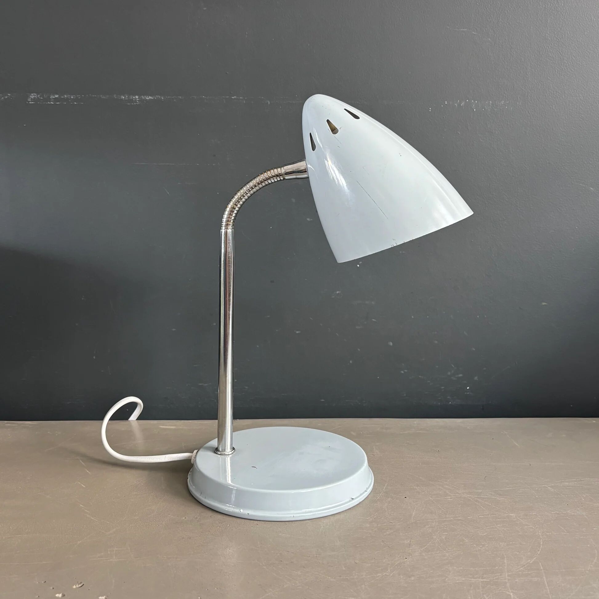 Vintage desk lamp Kompernass adjustable in pearl grey lacquered metal.